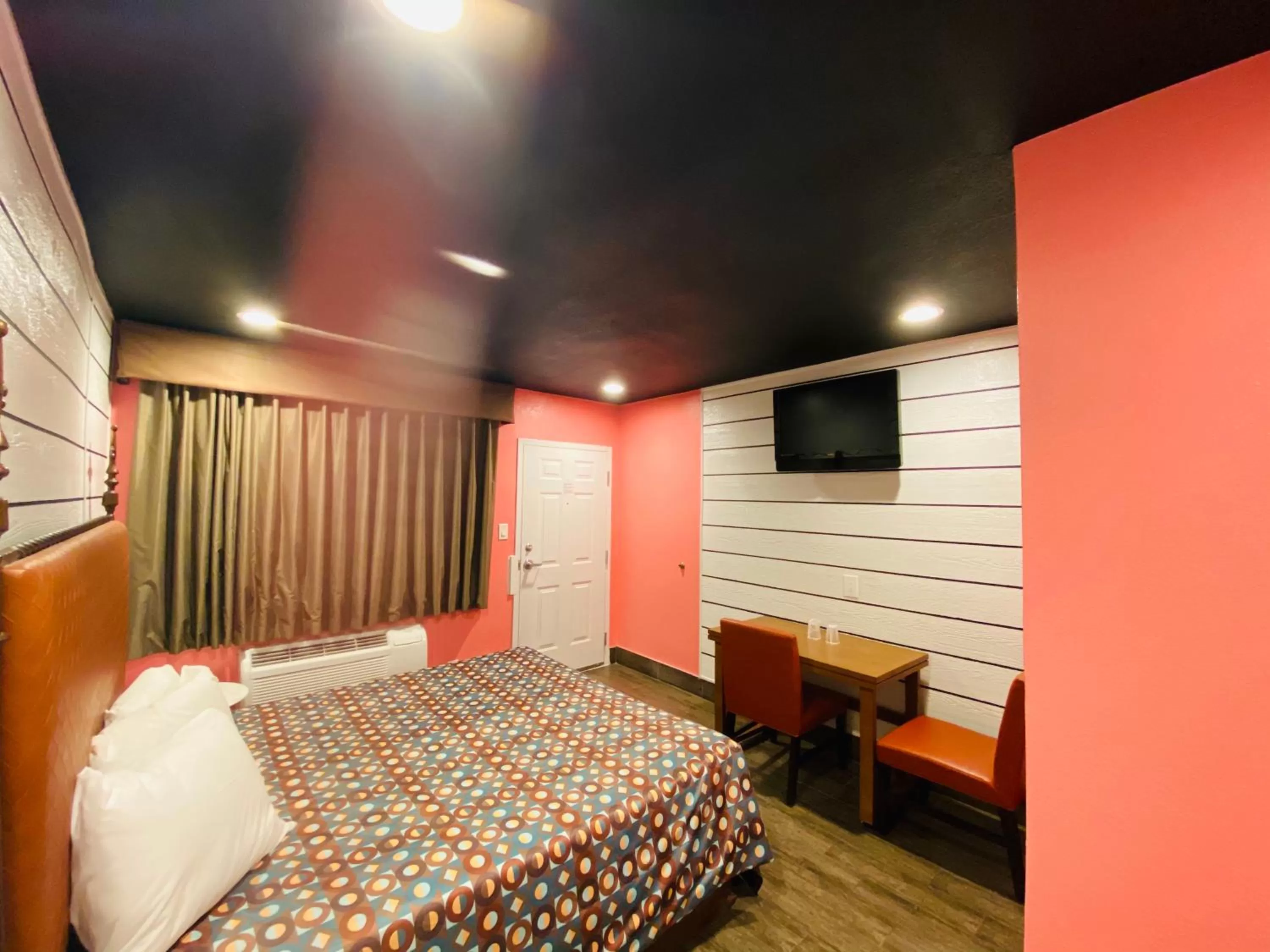 Bed in Casa Valentine Inn - Los Angeles