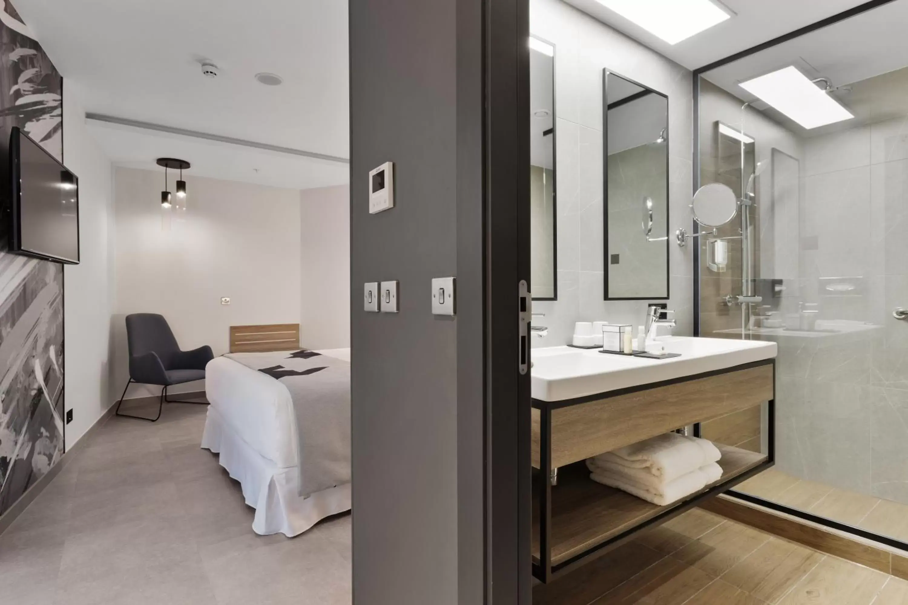 Photo of the whole room, Bathroom in Riu Plaza London Victoria