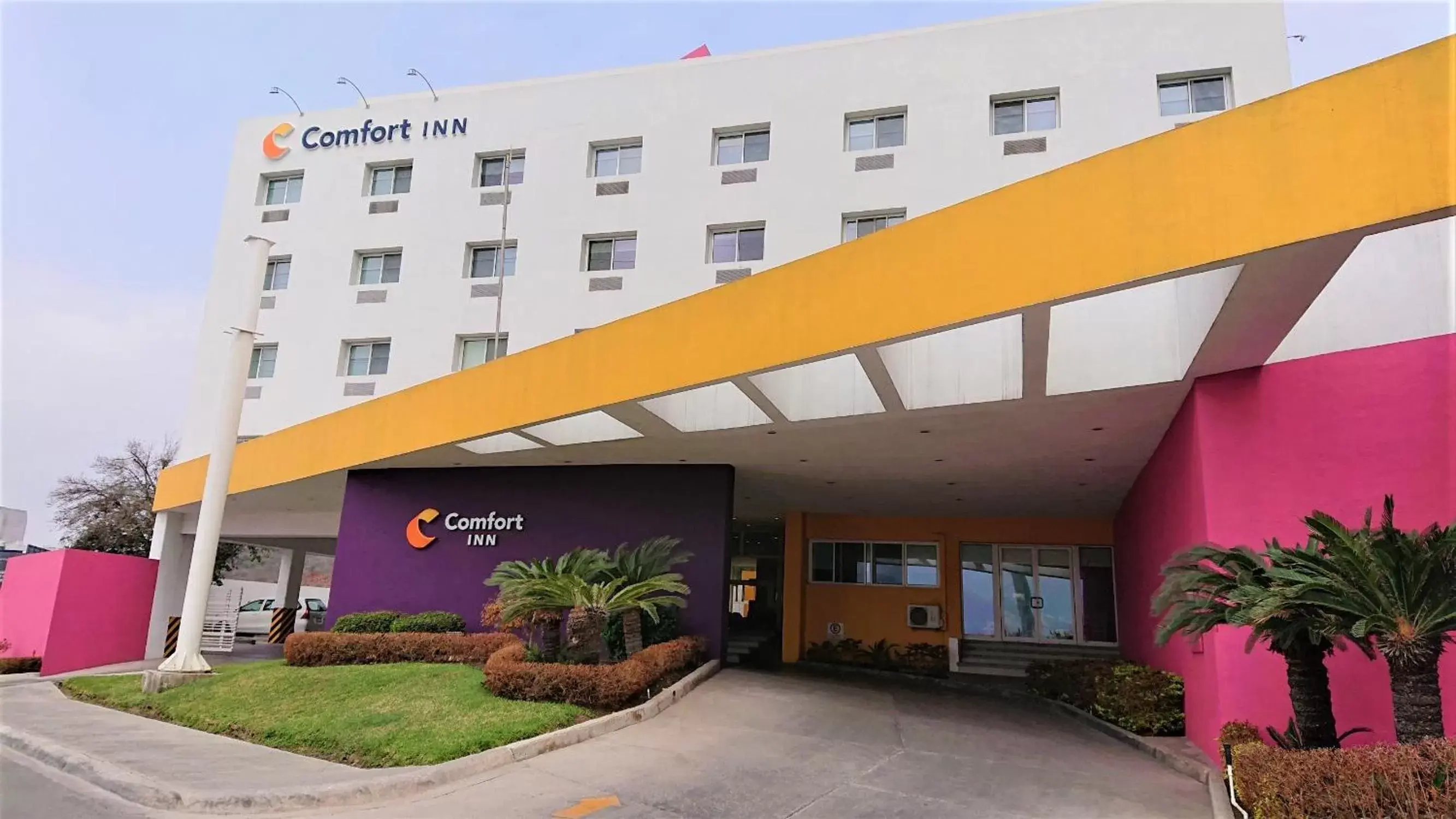 Property building in Comfort Inn Monterrey Valle