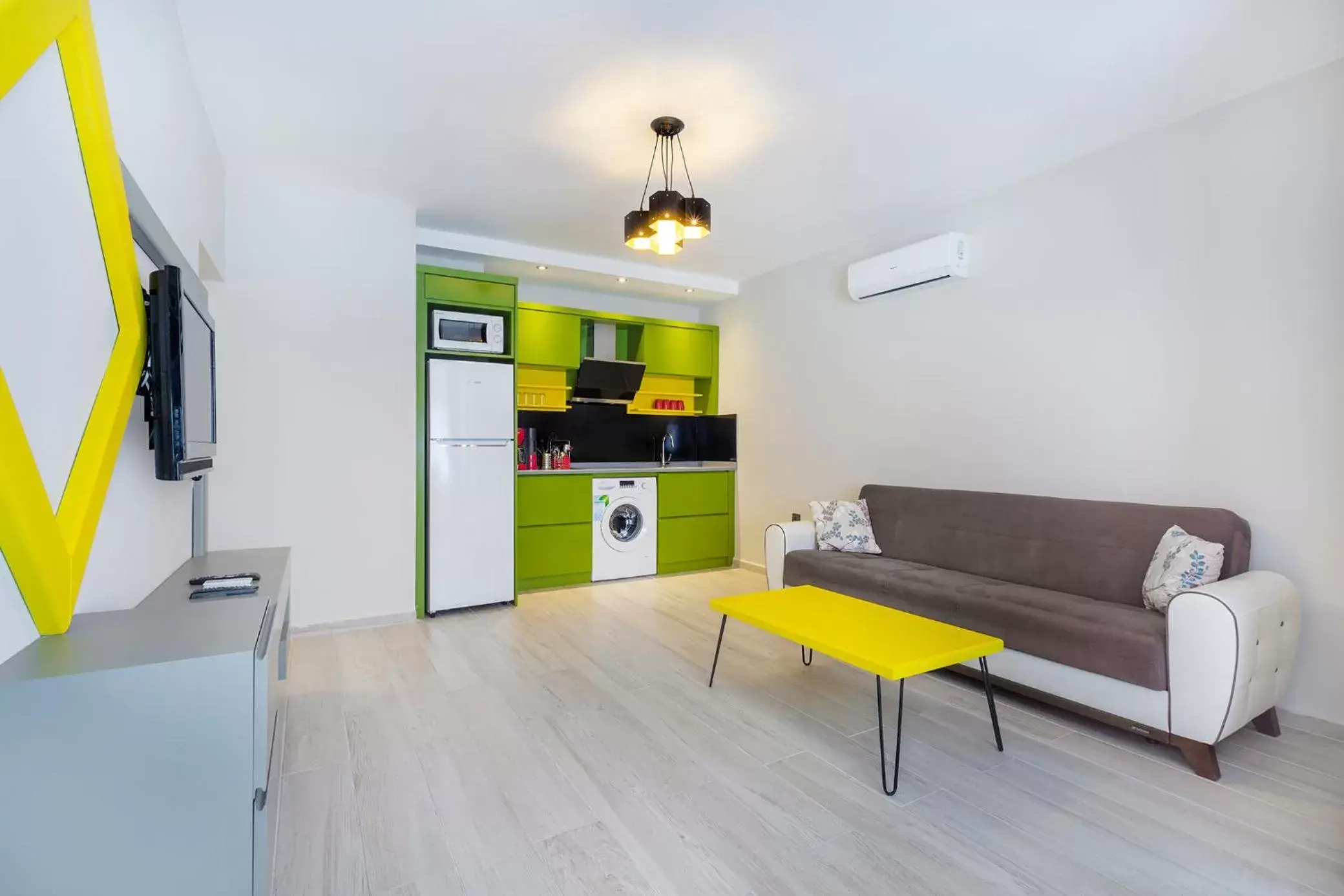 Kitchen or kitchenette, Seating Area in Twin Apart Hotel