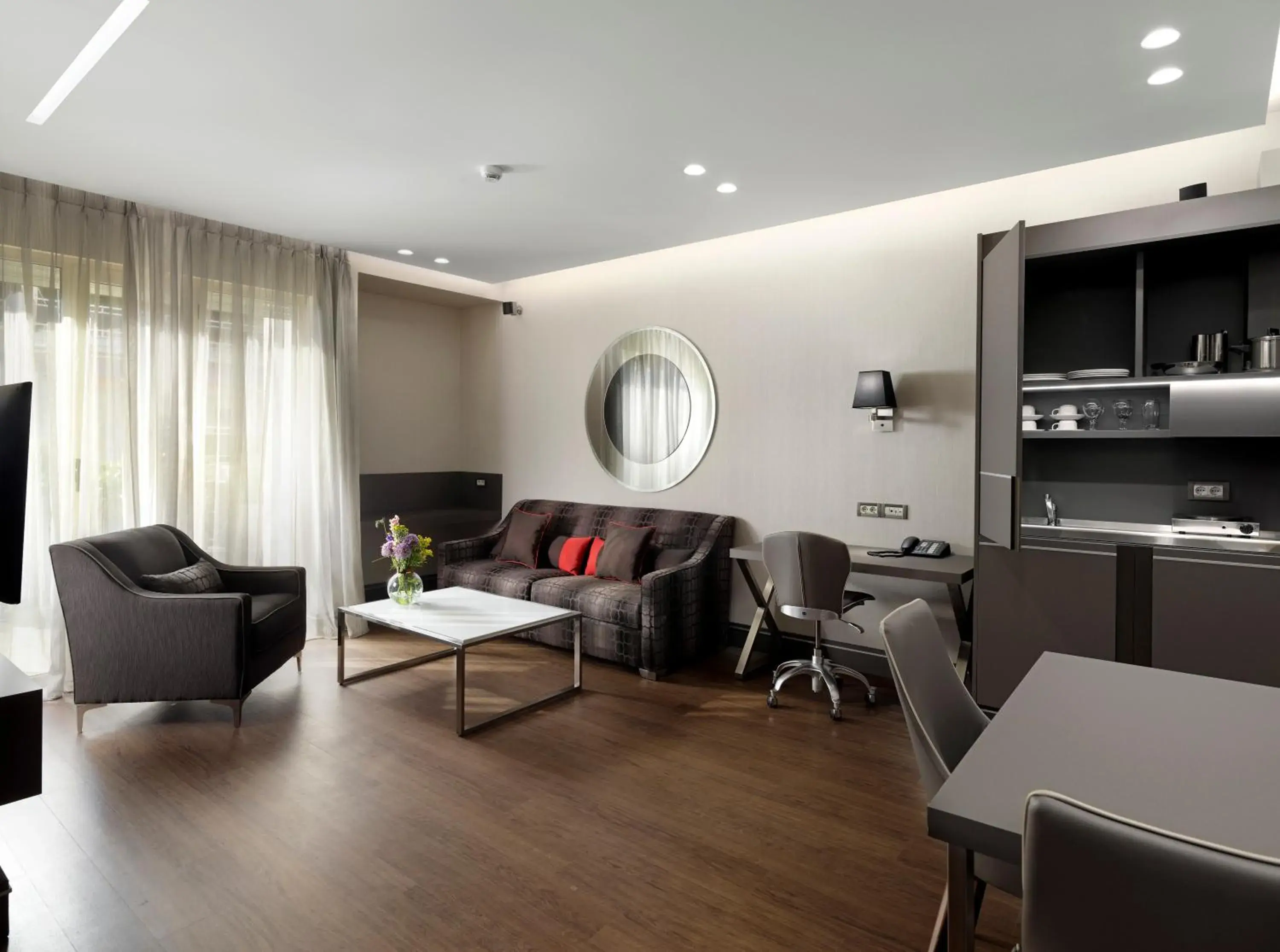 Kitchen or kitchenette, Seating Area in Holiday Suites