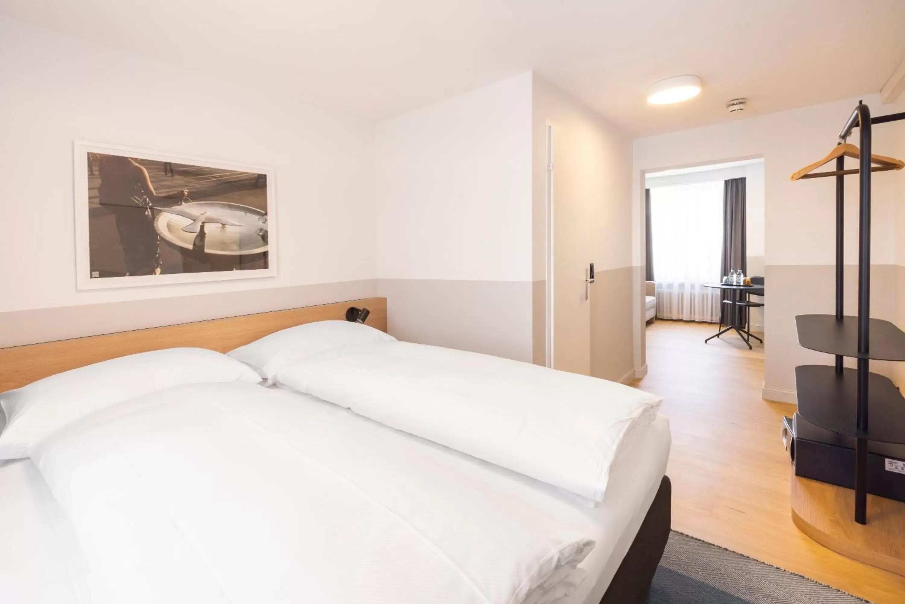 Photo of the whole room, Bed in Fred Hotel Zürich Hauptbahnhof