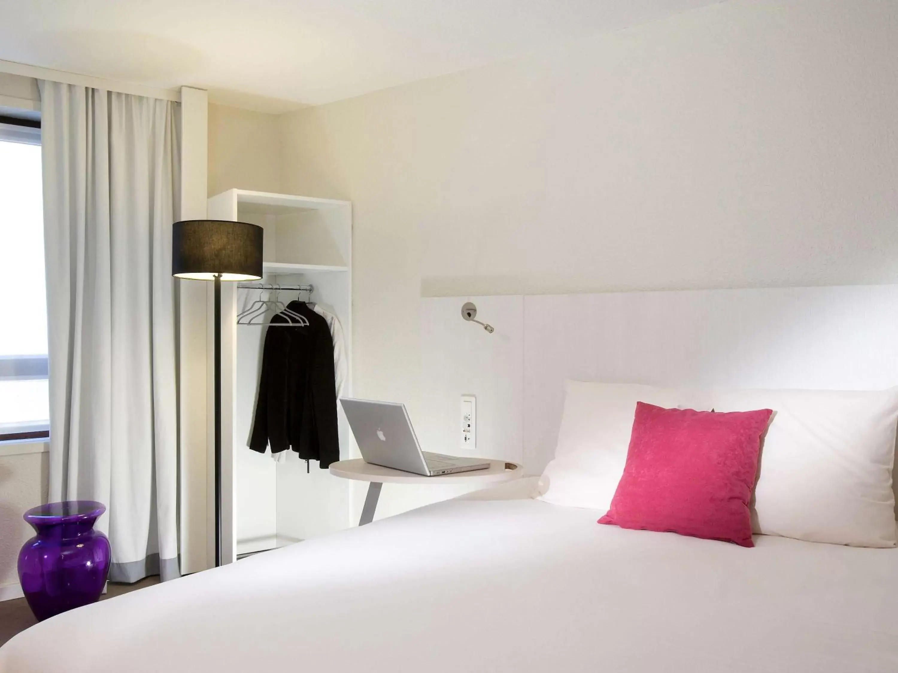 Photo of the whole room, Bed in ibis Styles Lille Centre Gare Beffroi