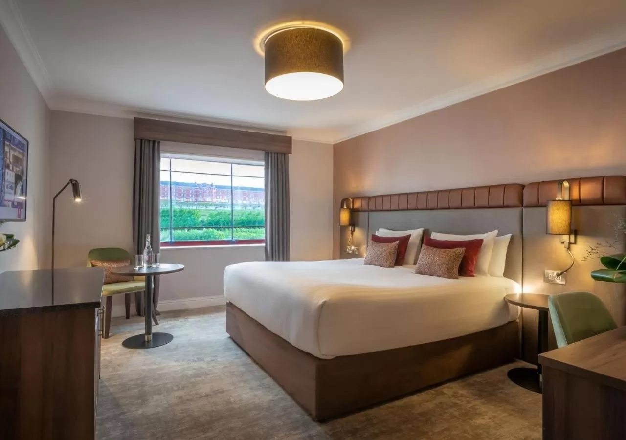 Photo of the whole room, Bed in The Kingsley Hotel