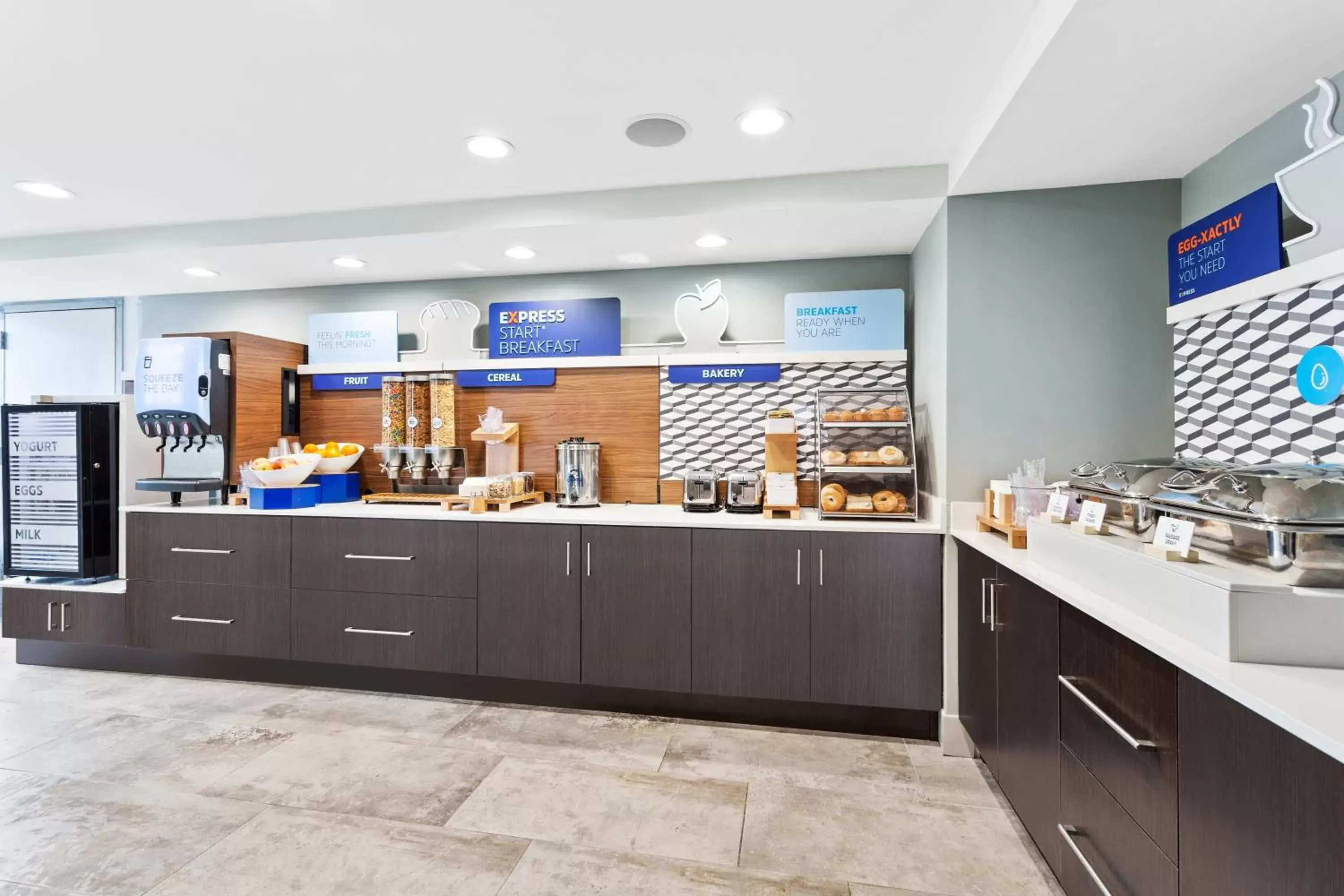 Breakfast, Kitchen/Kitchenette in Holiday Inn Express Hopewell - Fort Lee Area, an IHG Hotel