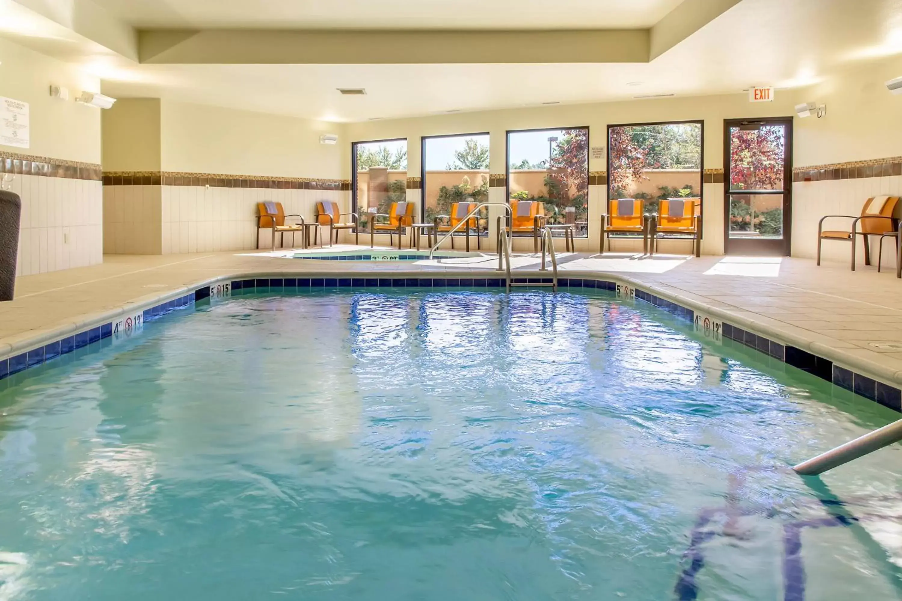 Swimming Pool in Courtyard by Marriott Lexington Keeneland/Airport
