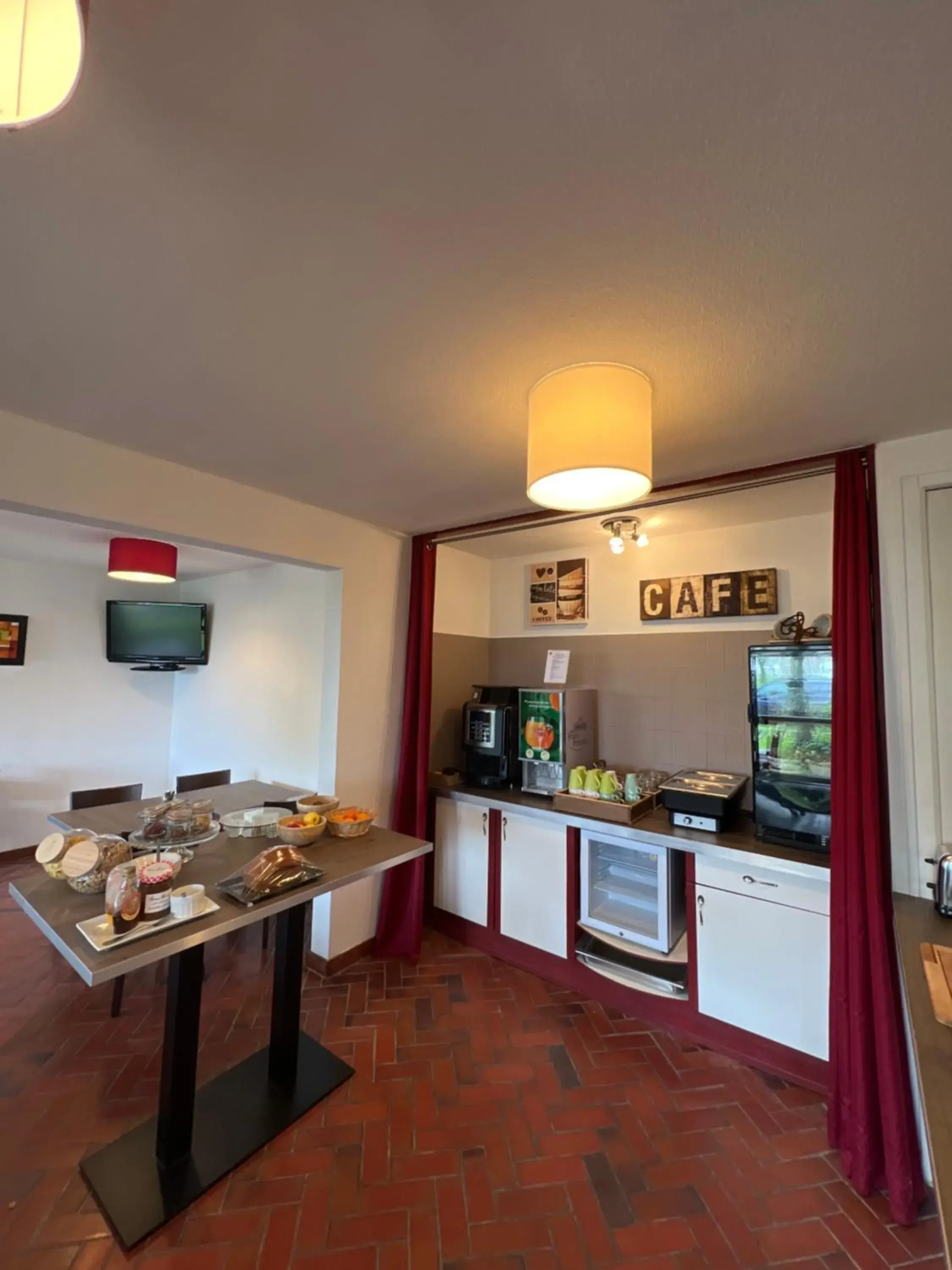 Breakfast, Kitchen/Kitchenette in Logis La Belle Poule