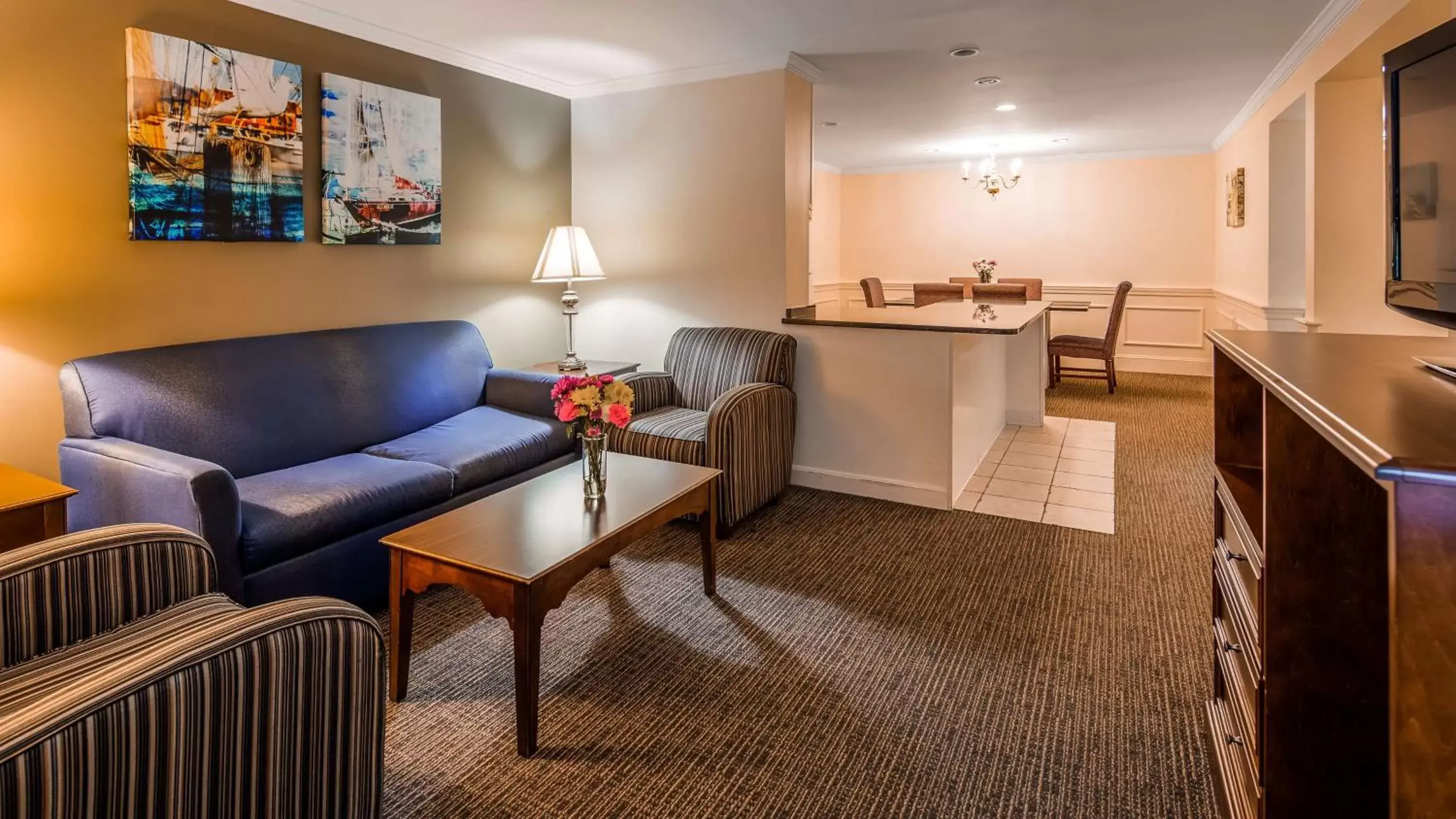 Photo of the whole room, Seating Area in Best Western Adams Inn Quincy-Boston
