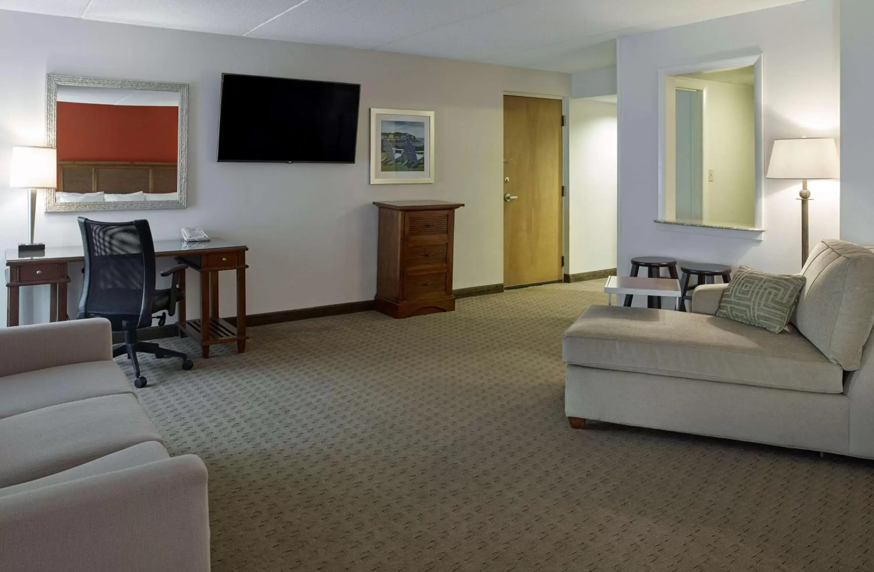 Bedroom, TV/Entertainment Center in Hampton Inn Portland-Airport