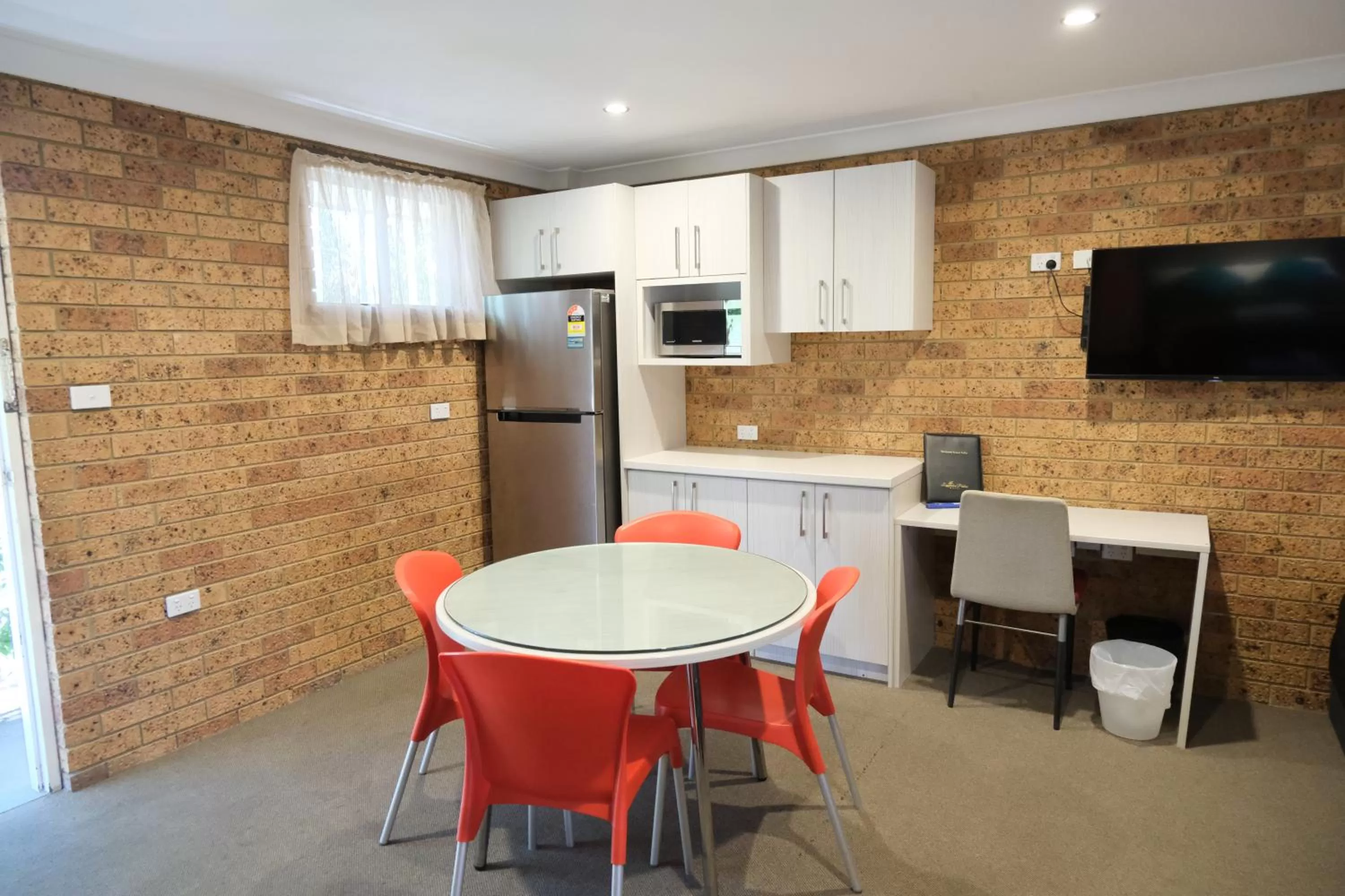 TV and multimedia in Sapphire Palms Motel