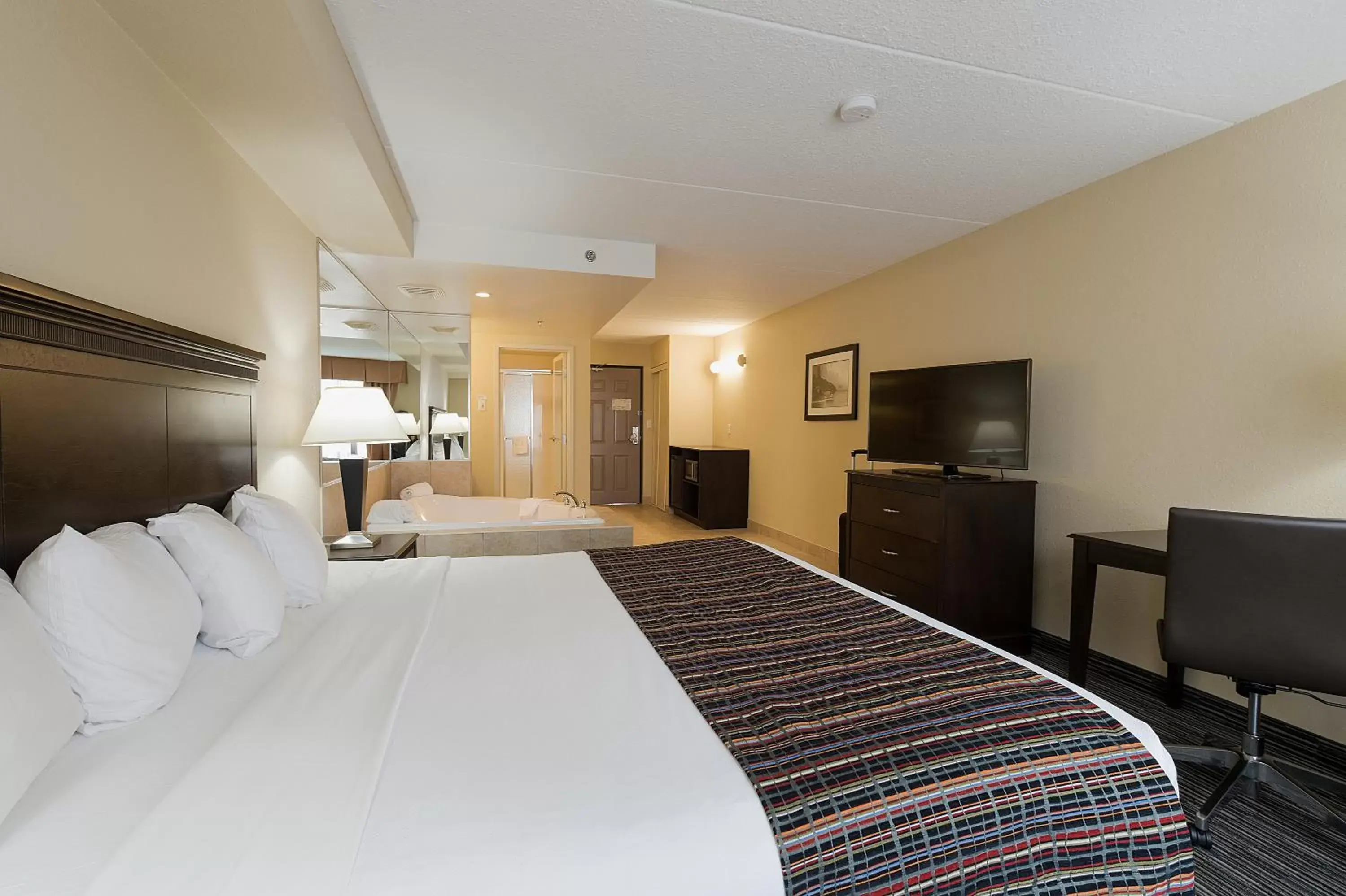 Bedroom, Bed in Country Inn & Suites by Radisson, Niagara Falls, ON