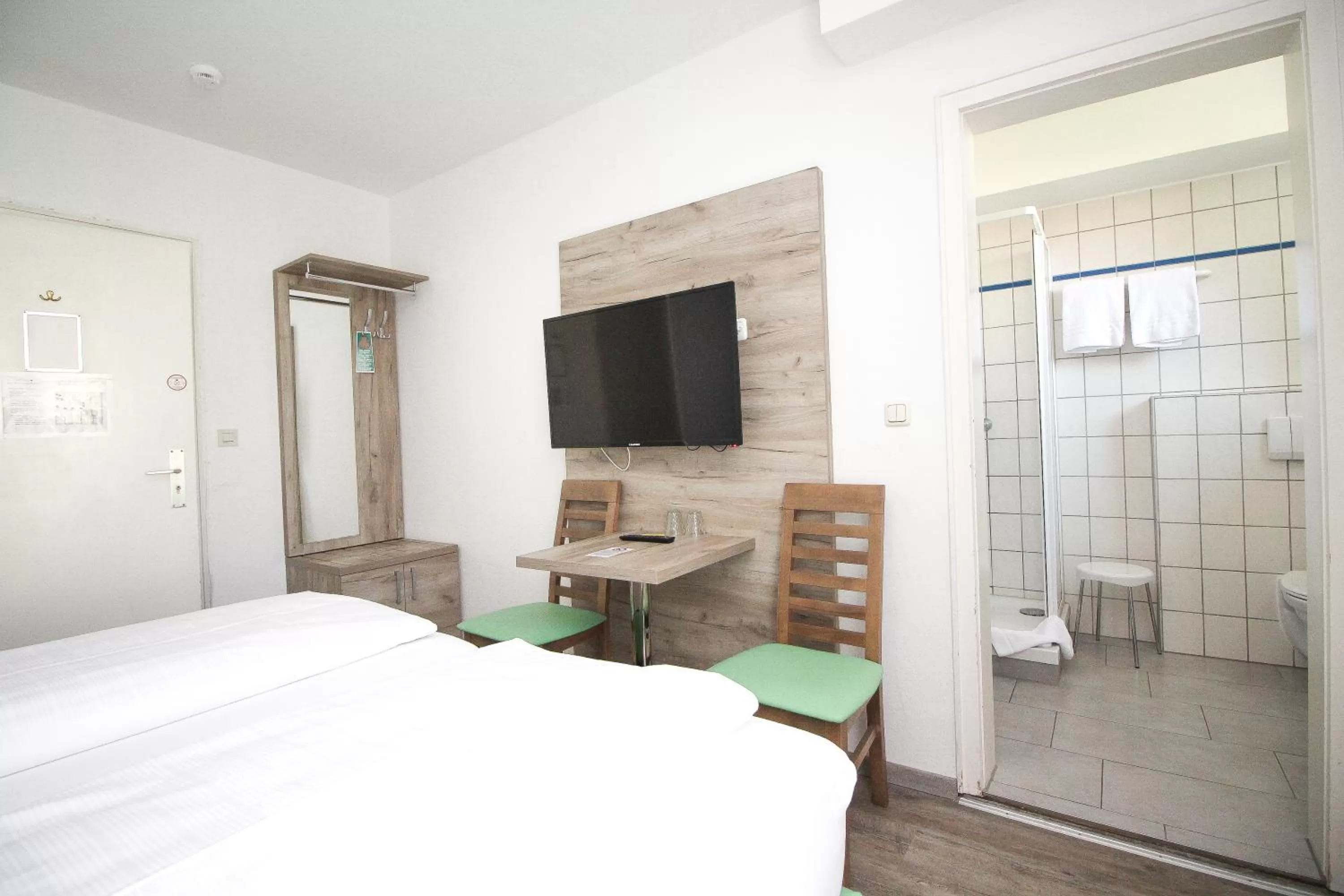 Shower, Bed in Hotel Pension Köberl