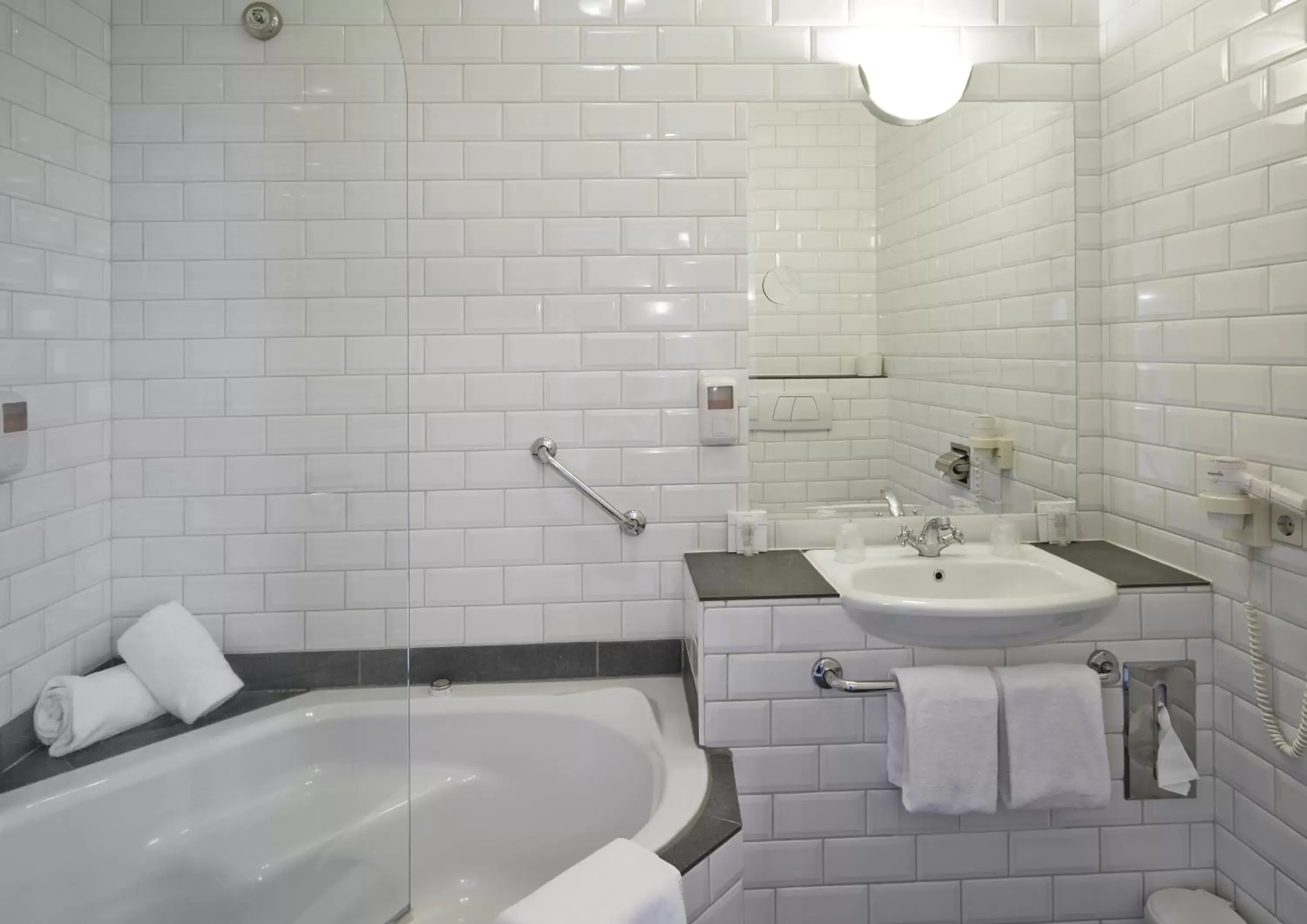 Bathroom in Parkhotel Mastbosch Breda