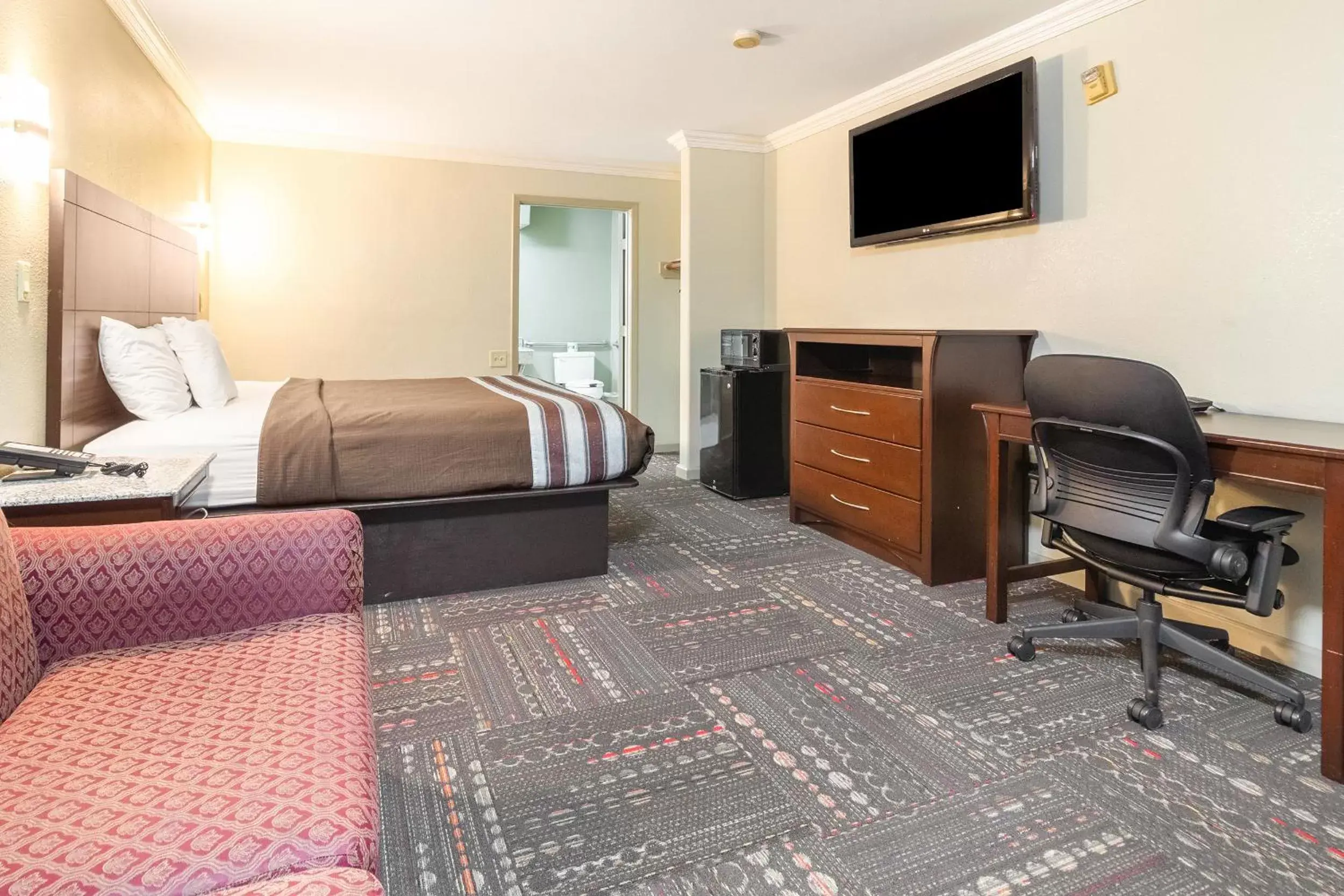 Bedroom, TV/Entertainment Center in Americas Best Value Inn I-45 / Loop 610