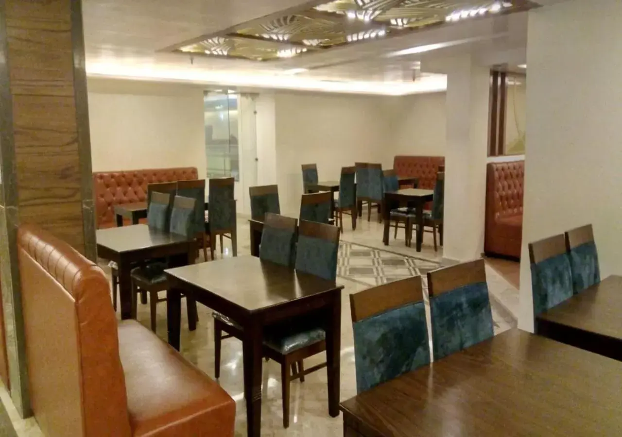 Restaurant/Places to Eat in Clarks Inn Suites Katra