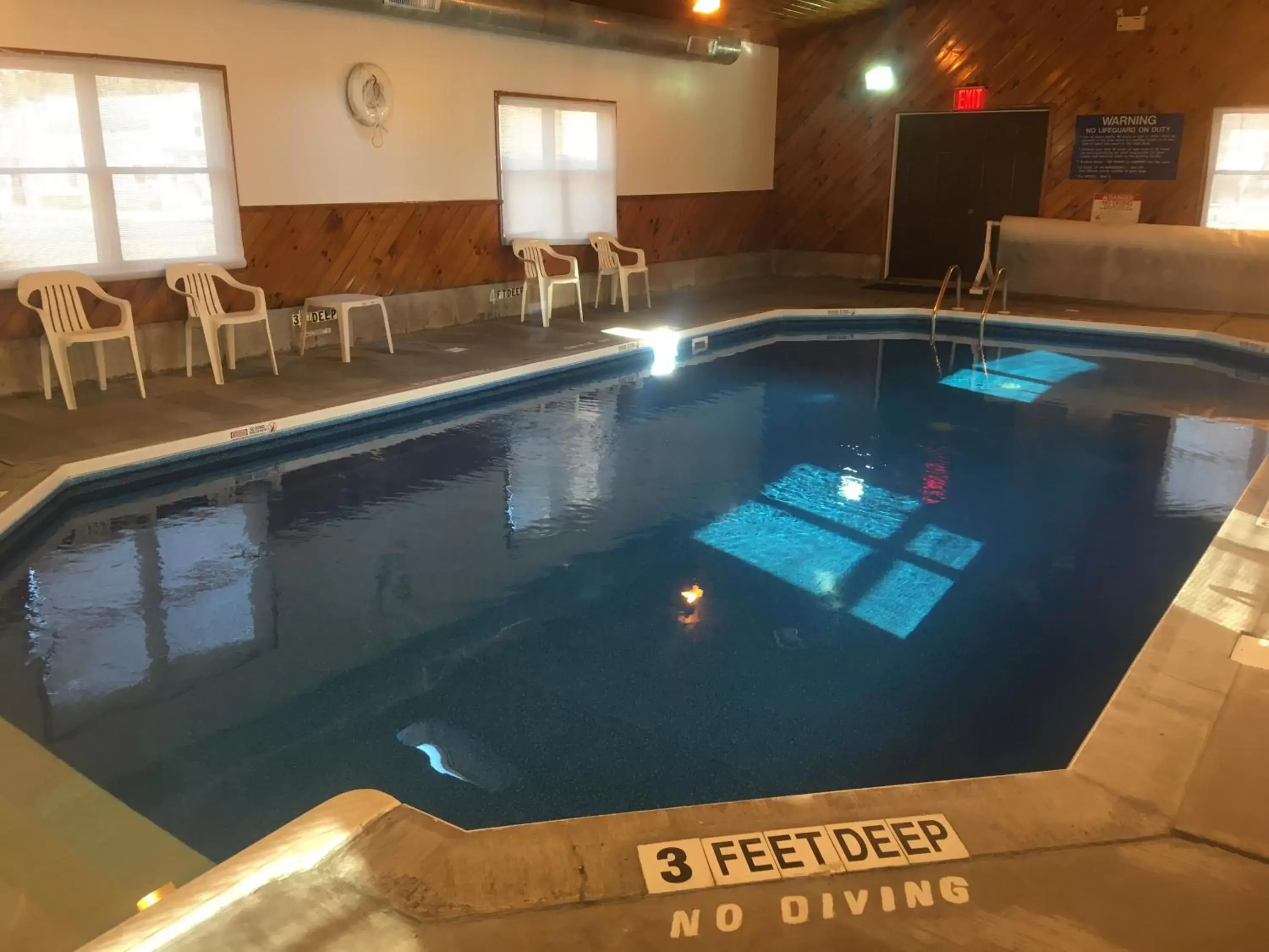 Swimming Pool in Villager Motel & Glen Manor Estate