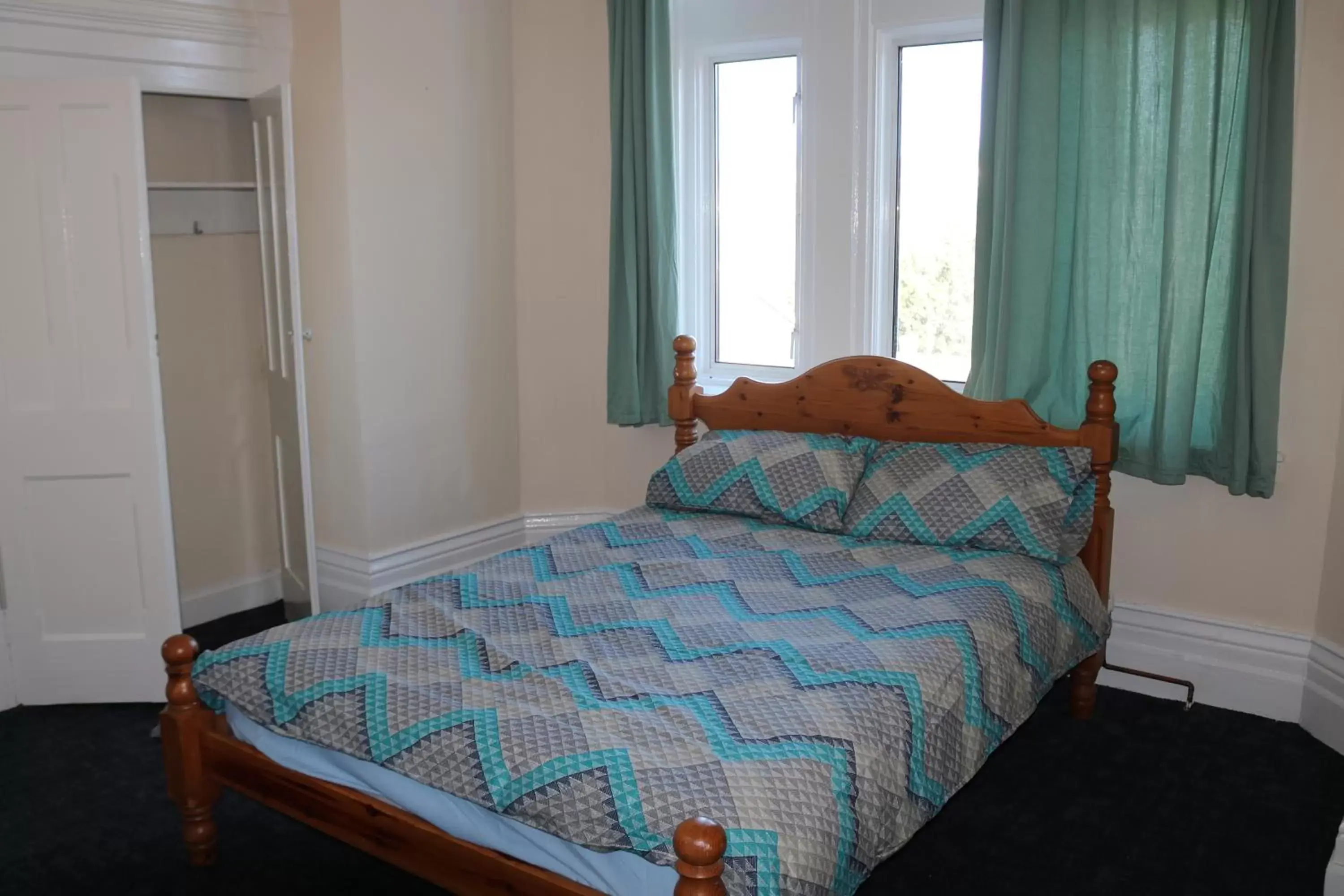 Bedroom, Bed in Lennard House