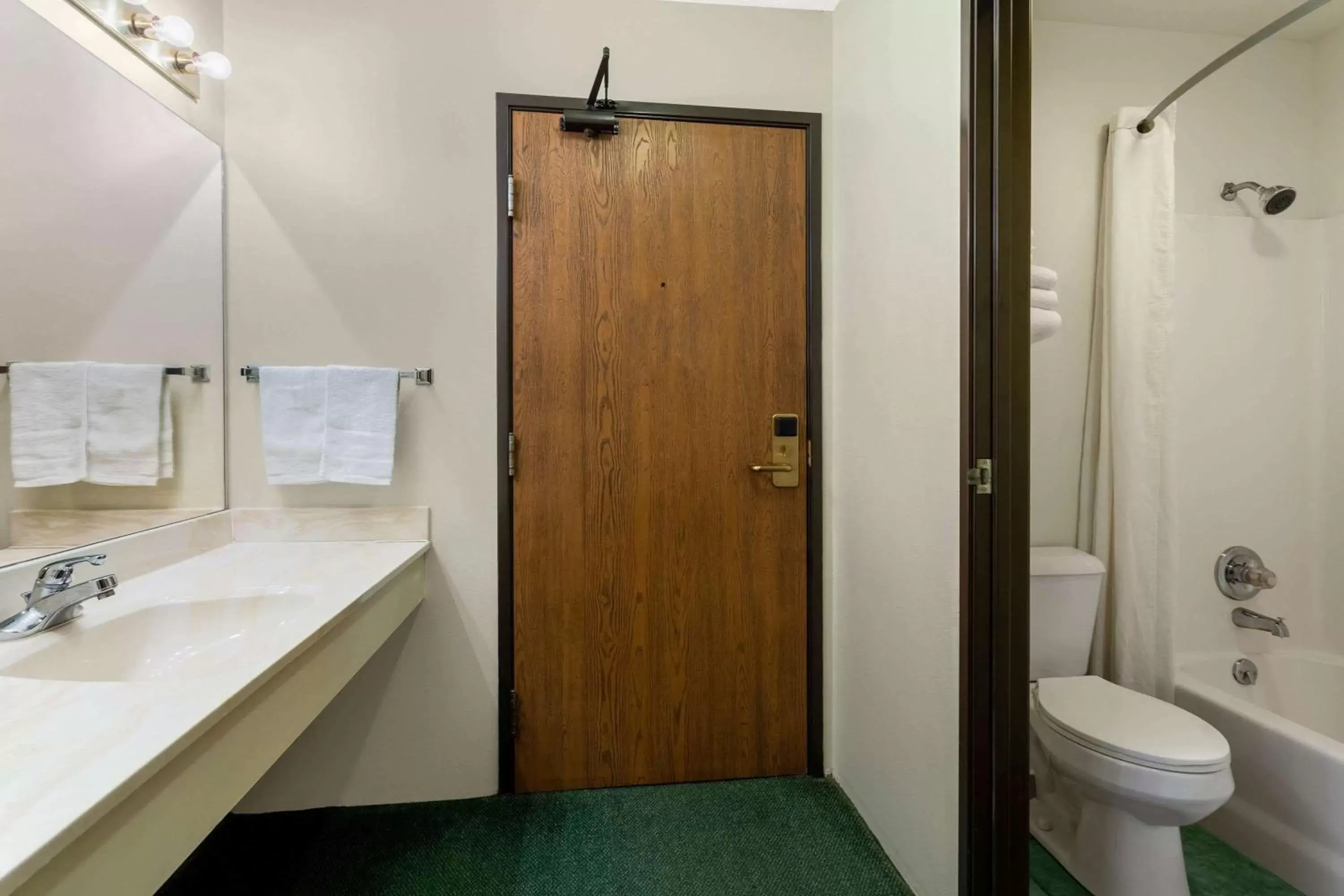 Photo of the whole room, Bathroom in Super 8 by Wyndham Reedsburg