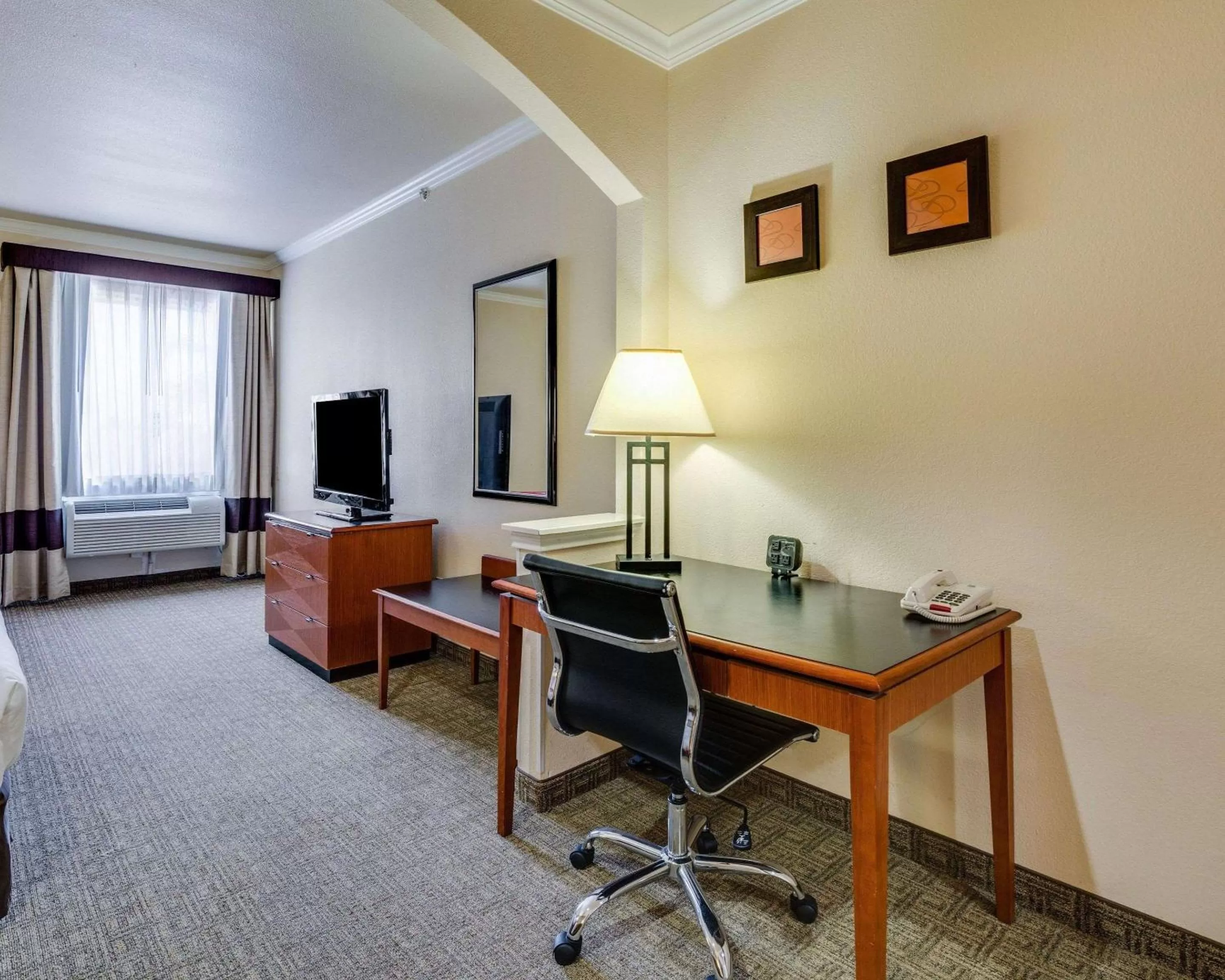 Photo of the whole room, TV/Entertainment Center in Comfort Suites Deer Park Pasadena