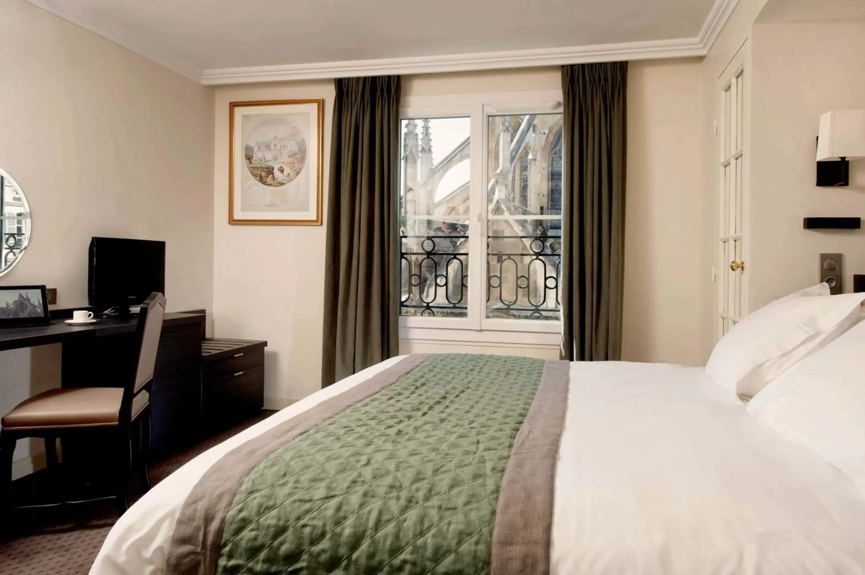 Photo of the whole room, Bed in Hôtel Henri IV Rive Gauche