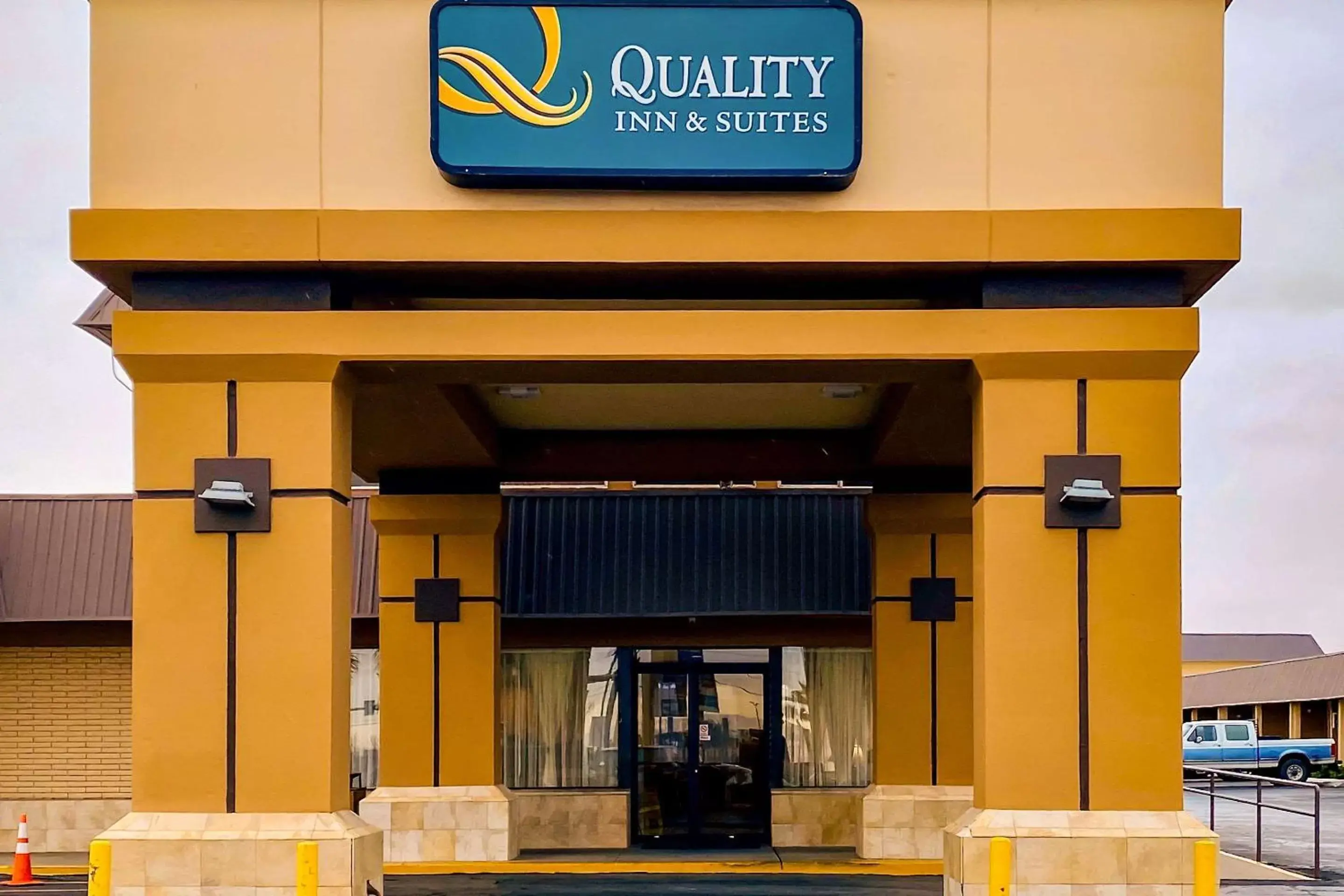 Property building in Quality Inn & Suites Airport