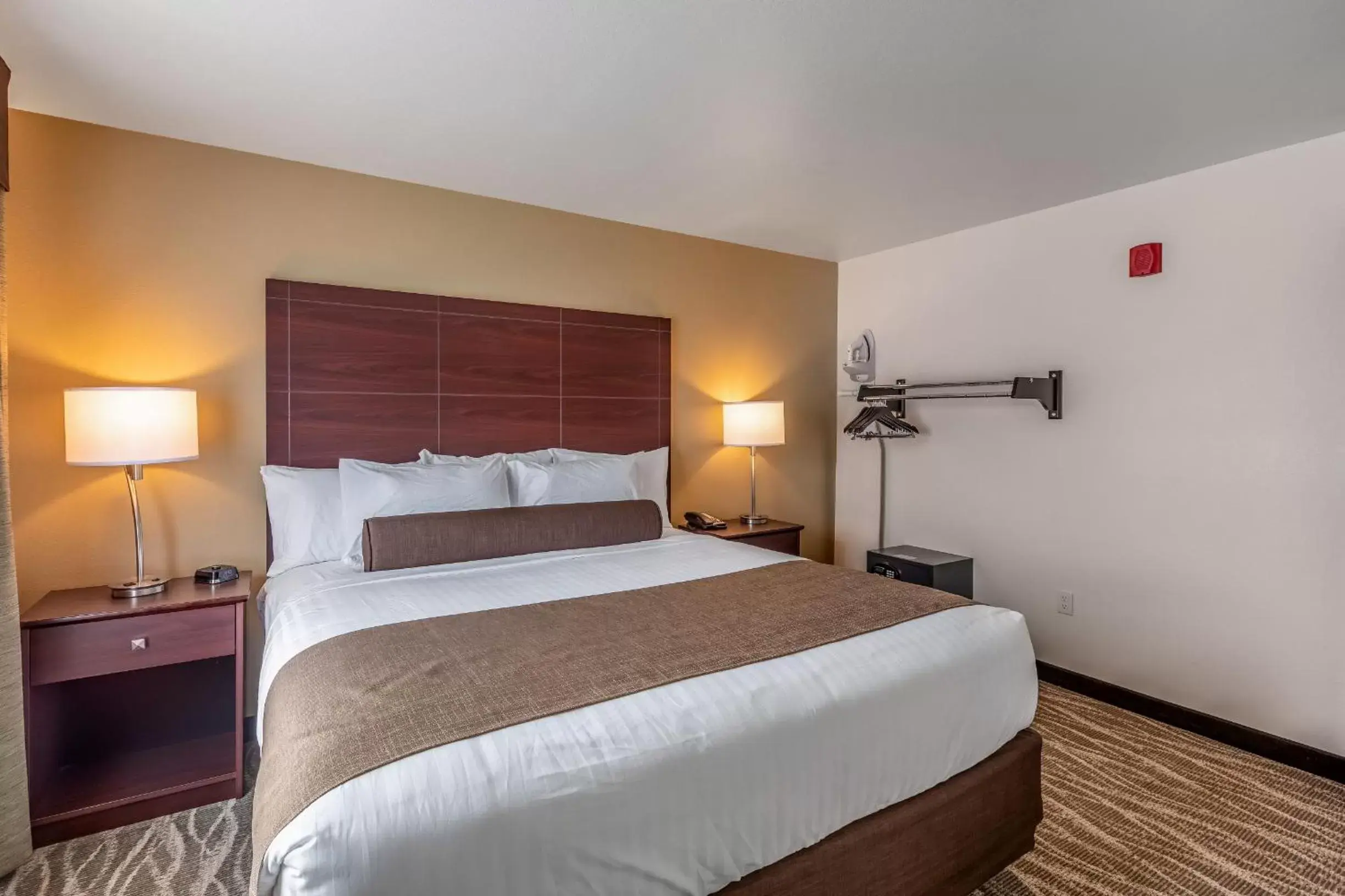 Bed in Cobblestone Inn & Suites Fairfield Bay