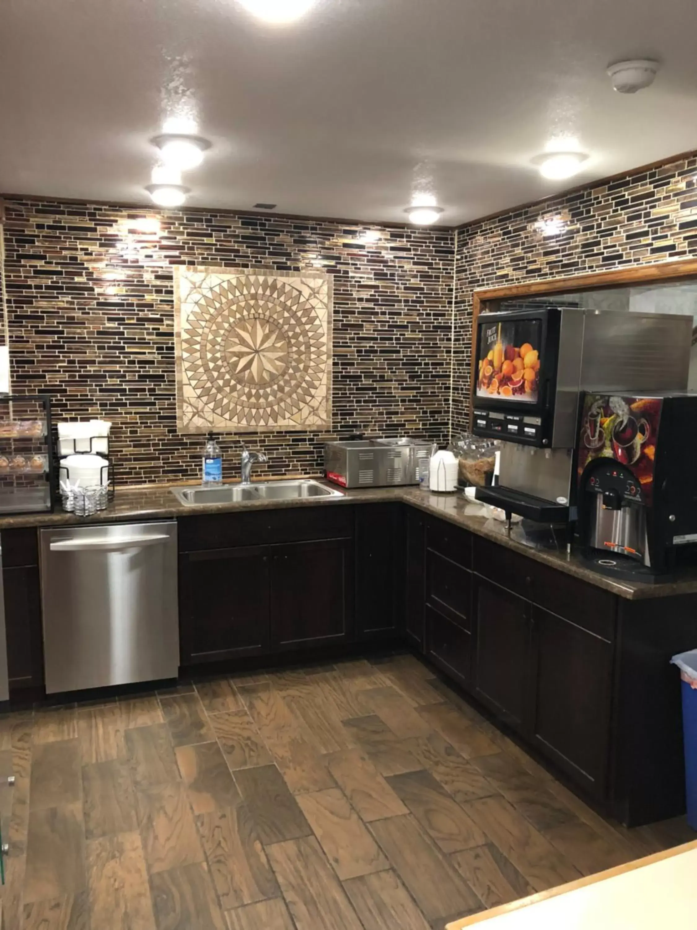 Kitchen/Kitchenette in Americas Best Value Inn and Suites Sidney