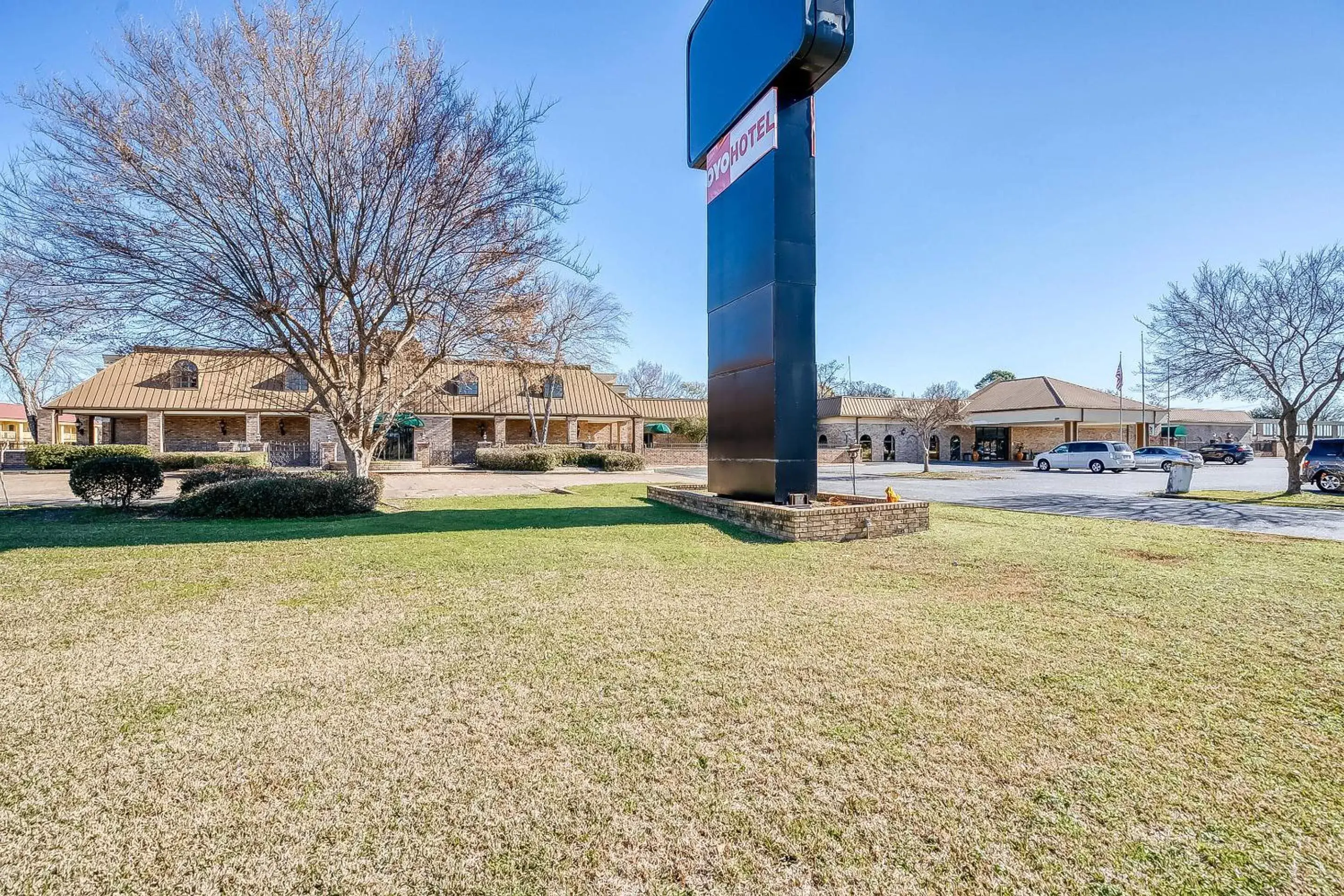 Parking, Property Building in OYO Hotel Monroe LA I-20