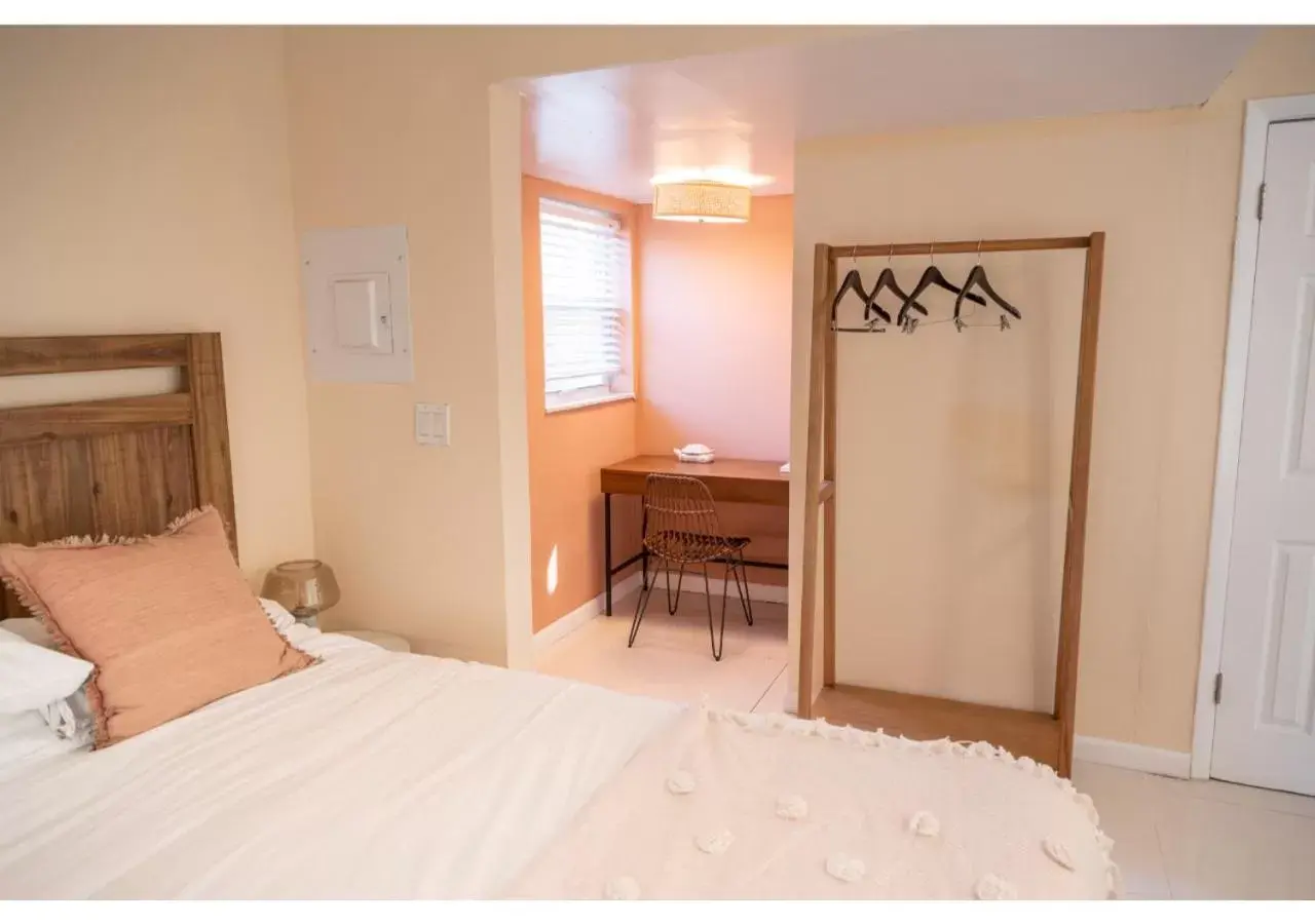 Bed in Miami River Inn by Renzzi Bed in Miami River Inn by Renzzi