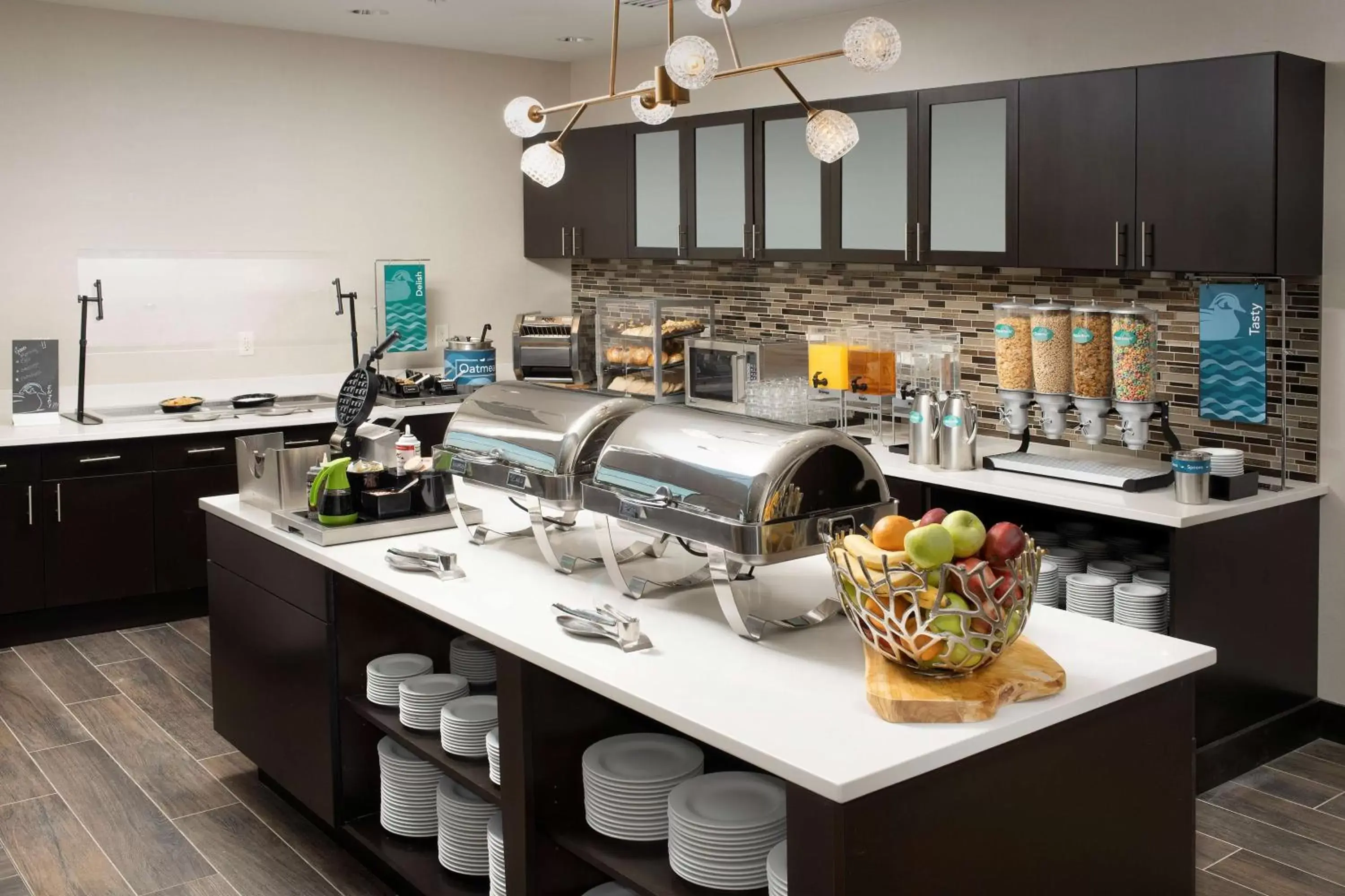 Breakfast, Kitchen/Kitchenette in Homewood Suites By Hilton Kansas City Speedway