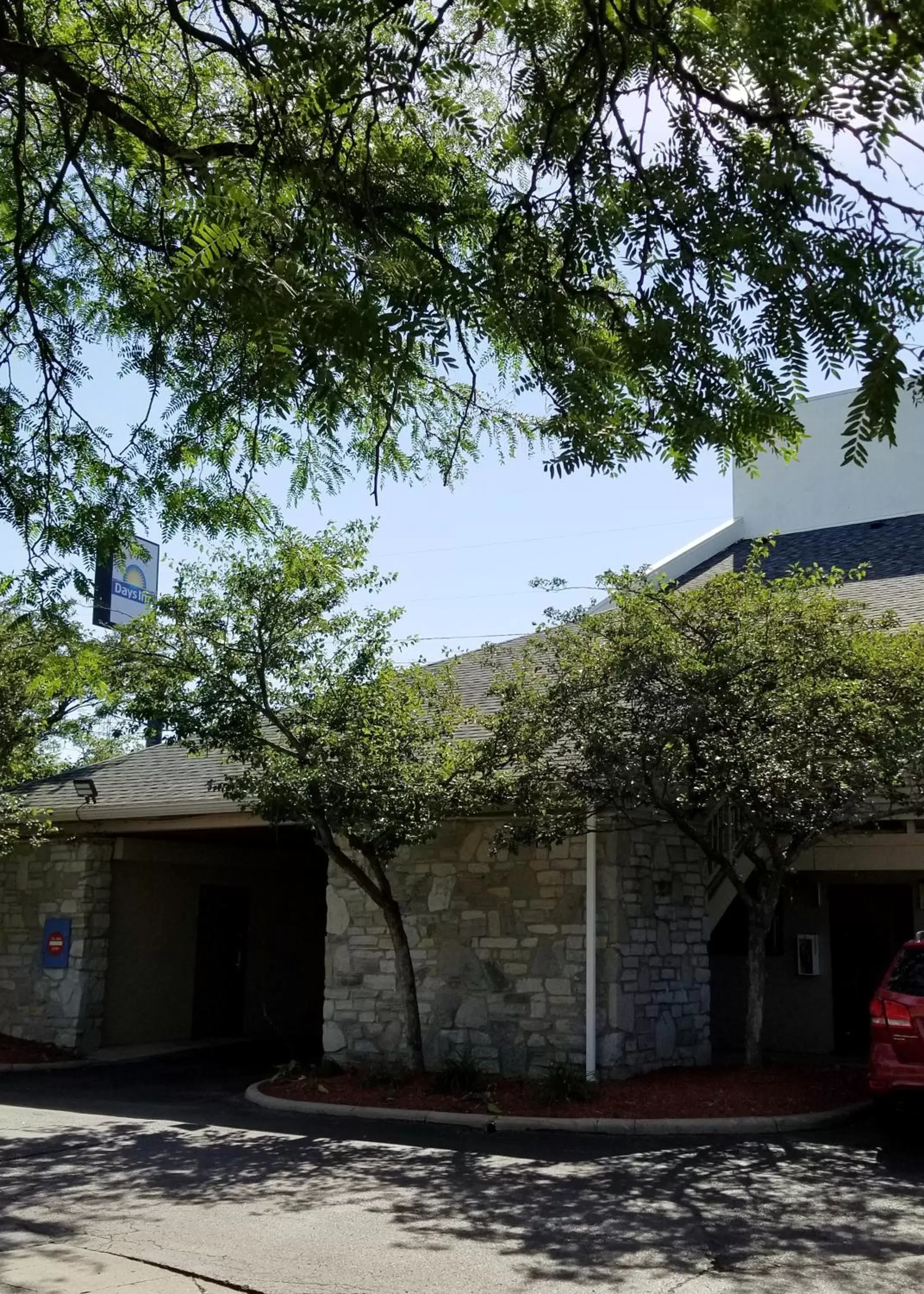 Property building in Days Inn & Suites by Wyndham Monroe Property building in Days Inn & Suites by Wyndham Monroe