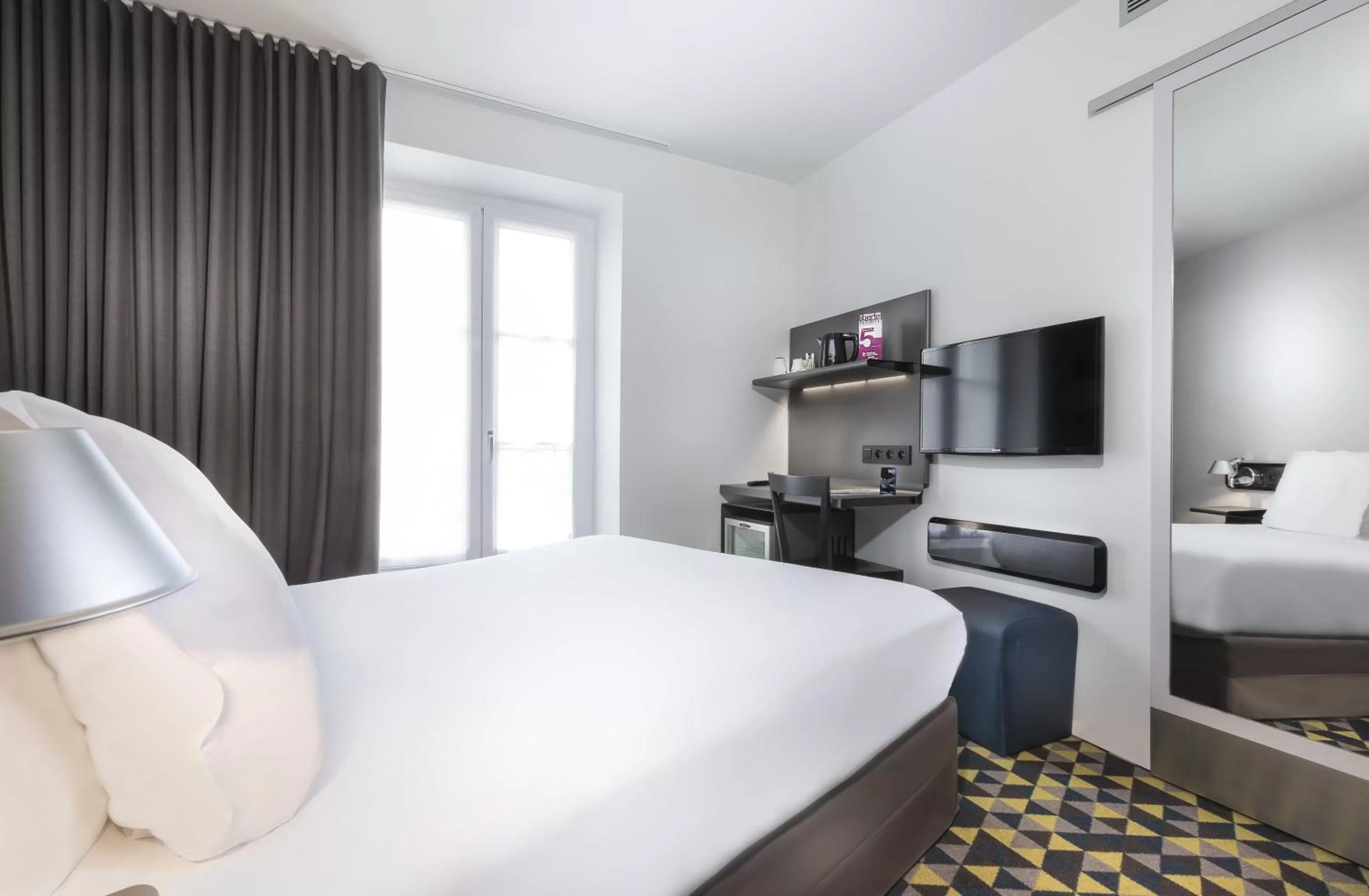 Bed in Libertel Montmartre Opéra