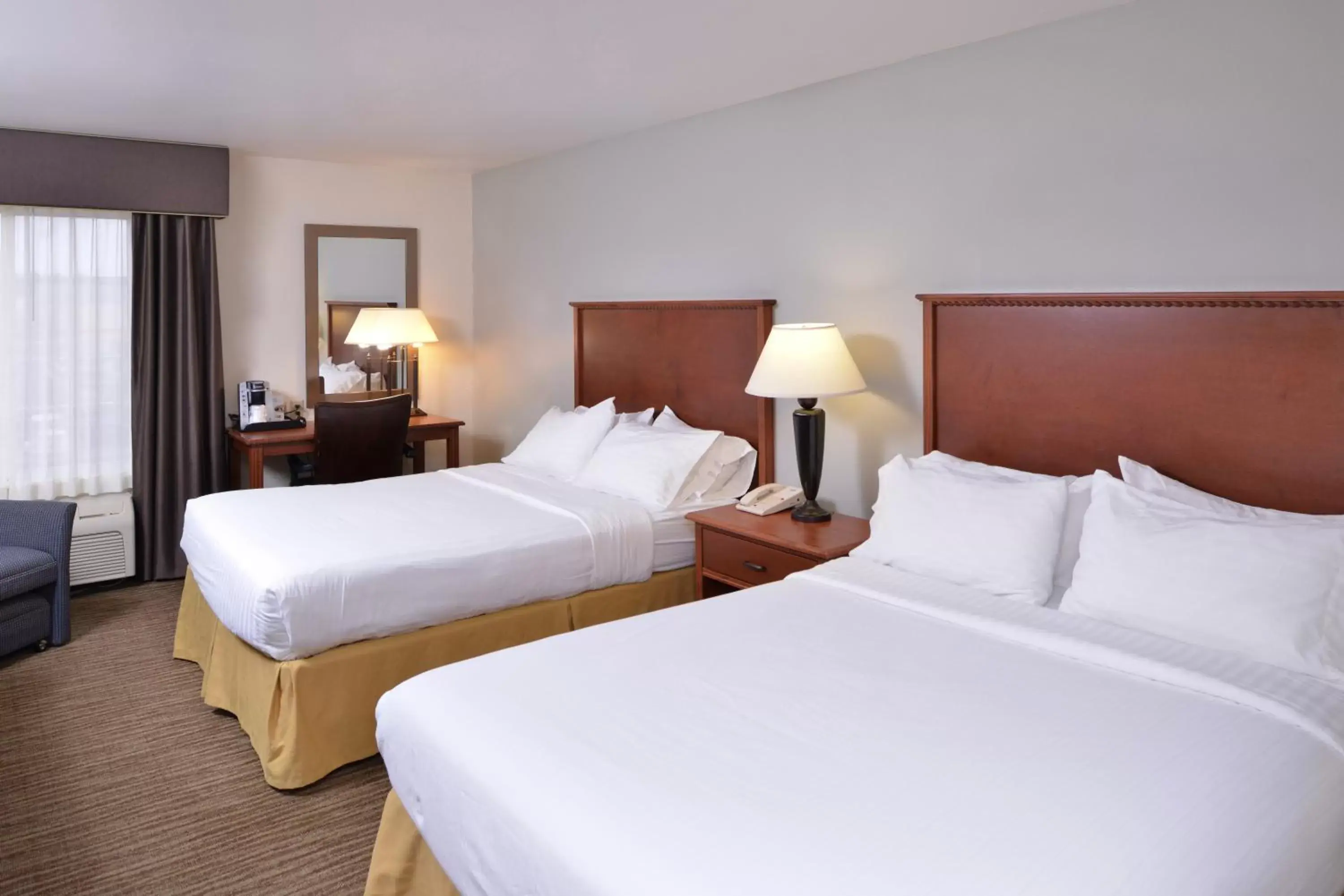 Photo of the whole room, Bed in Holiday Inn Express Hotel & Suites Sioux Falls At Empire Mall, an IHG Hotel