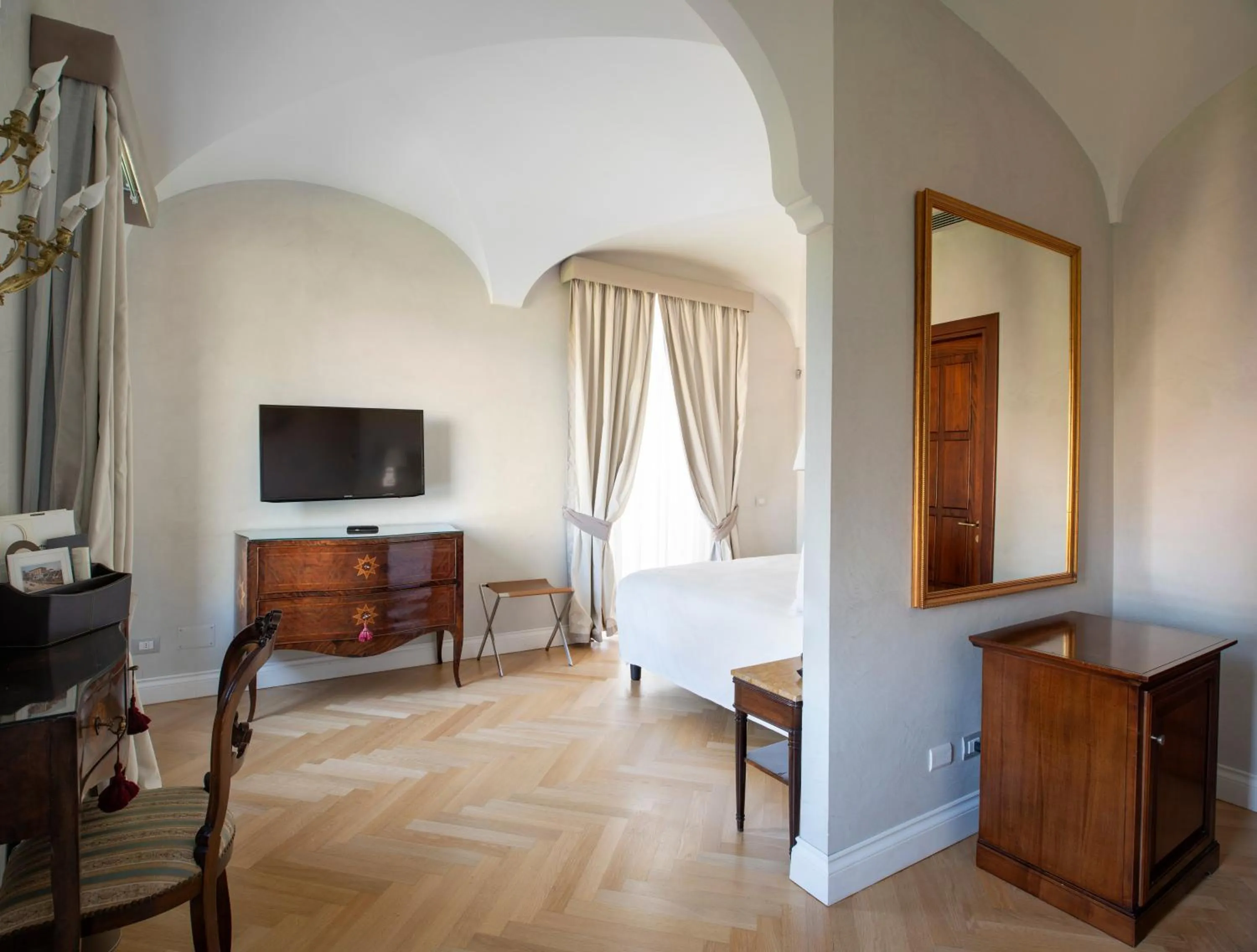 Photo of the whole room, Bed in Grand Hotel Cocumella