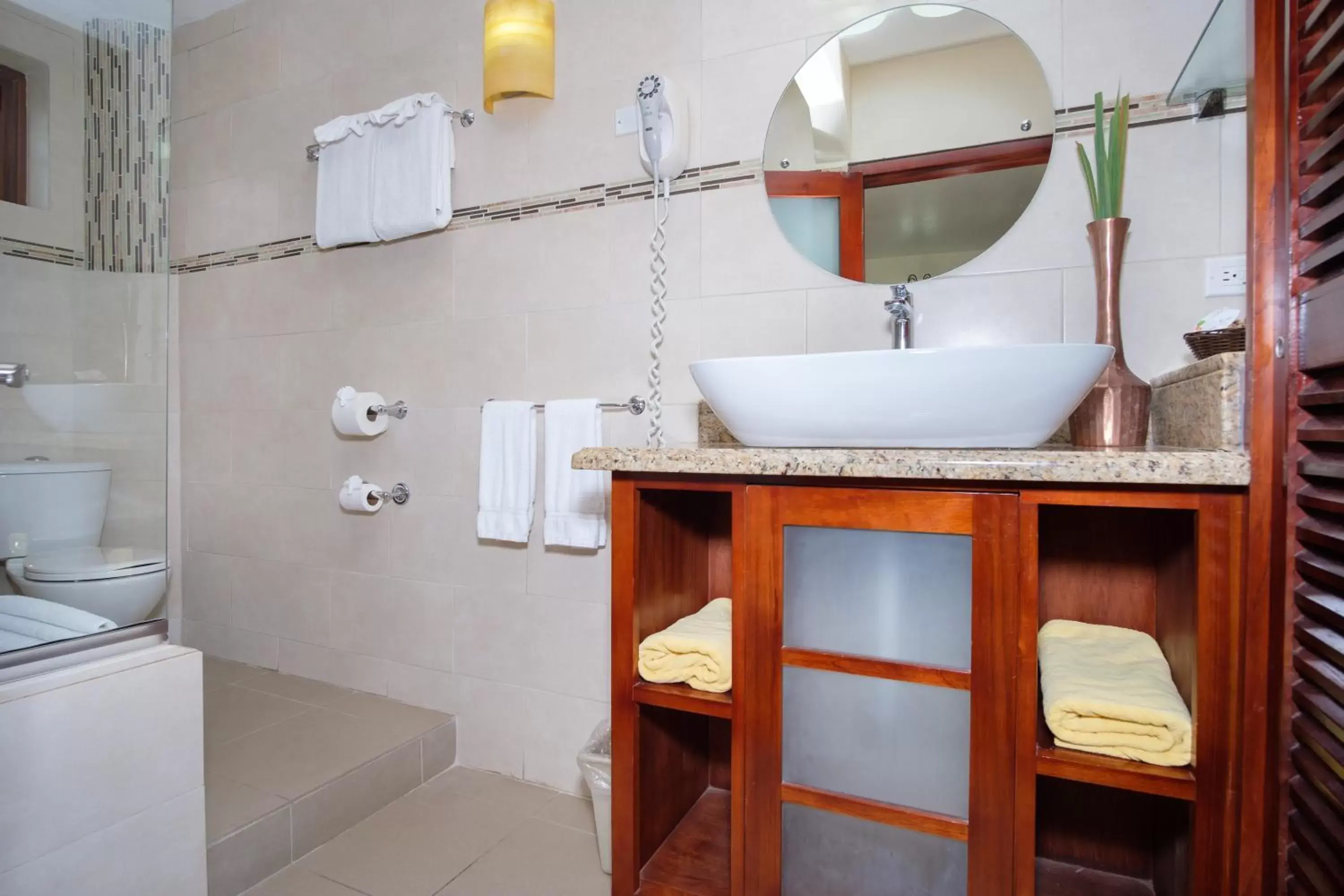 Bathroom in Hibiscus Lodge Hotel