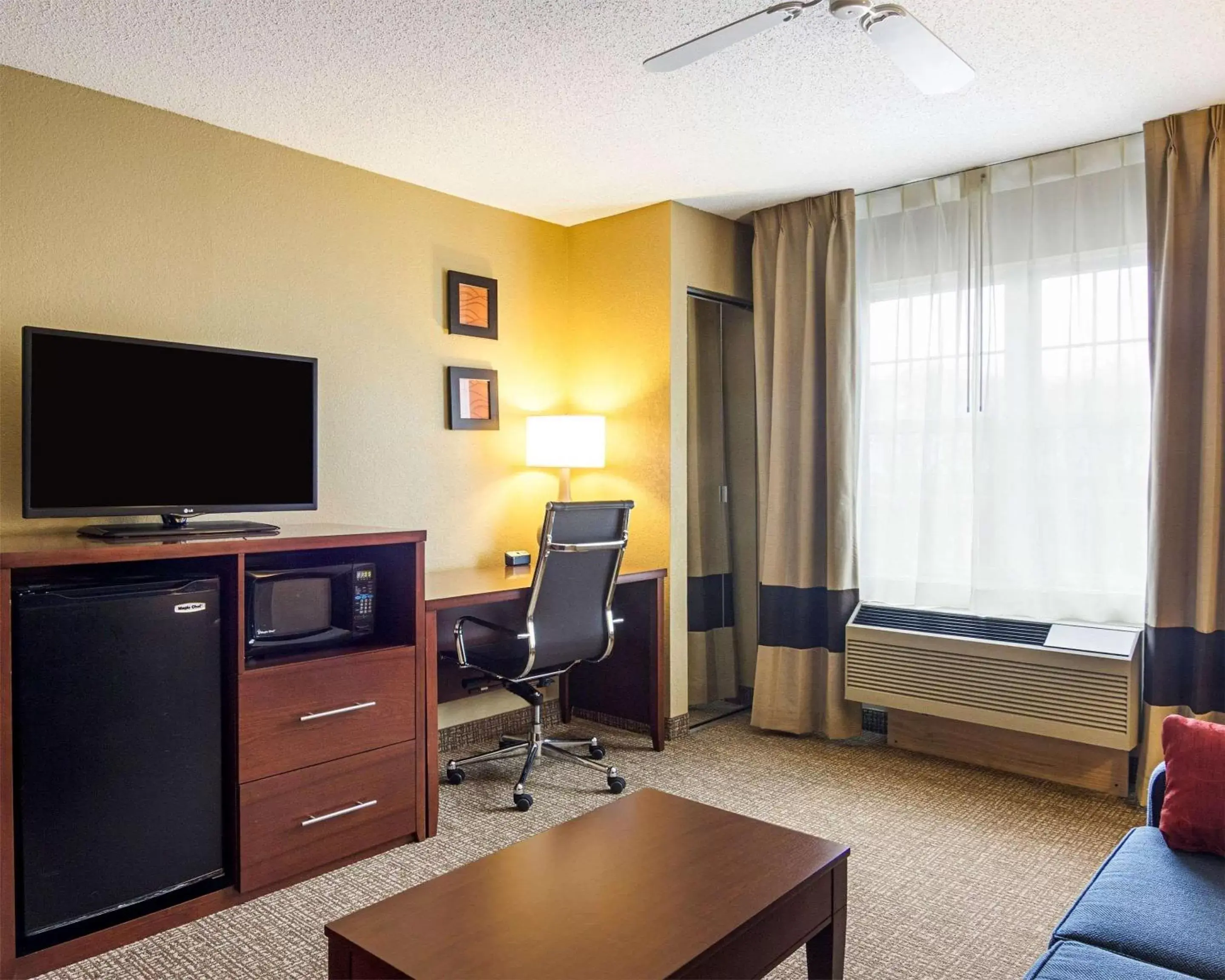 Photo of the whole room, TV/Entertainment Center in Comfort Inn & Suites Grafton-Cedarburg