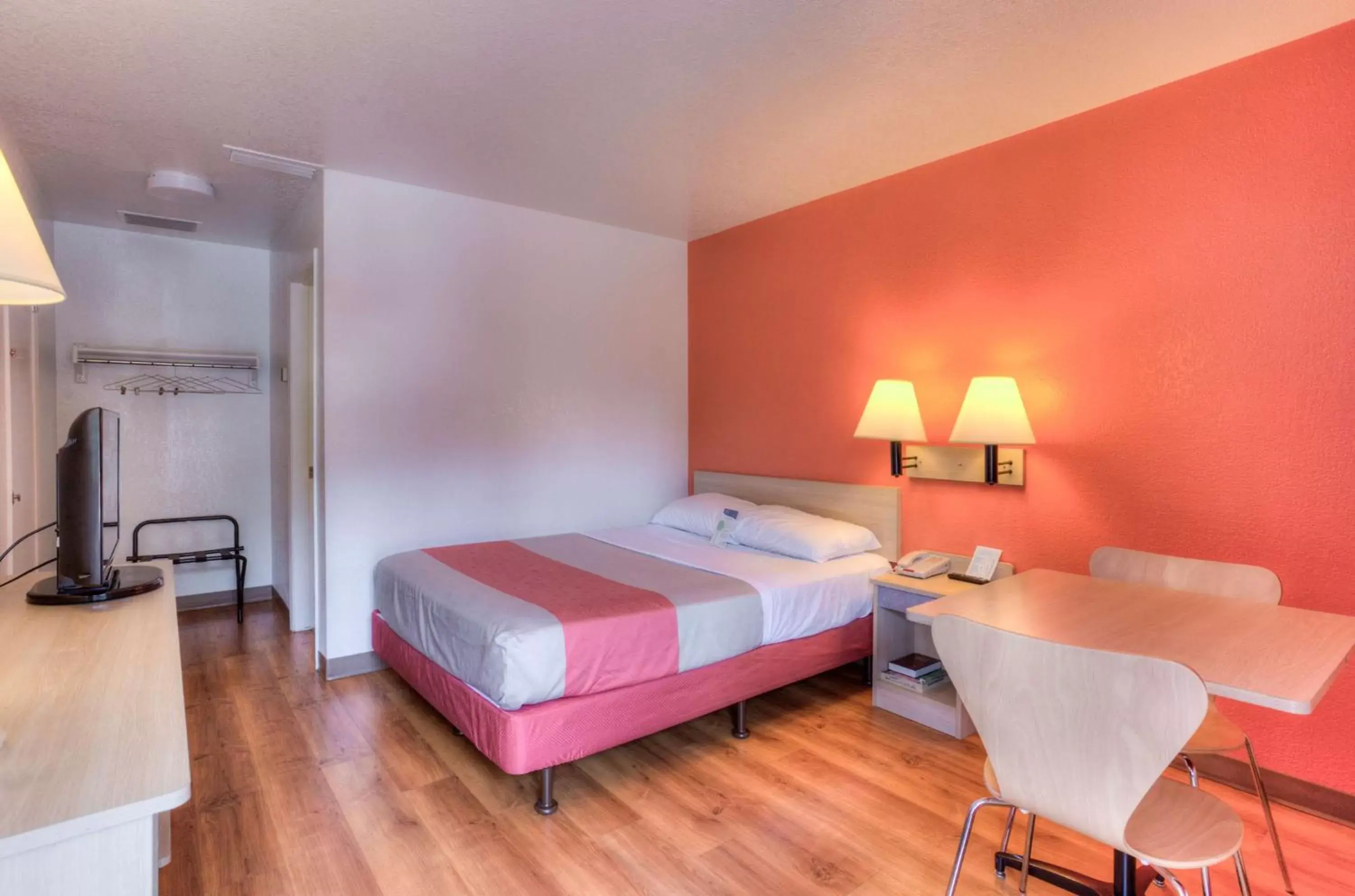 TV and multimedia, Bed in Motel 6-Tigard, OR - Portland South - Lake Oswego