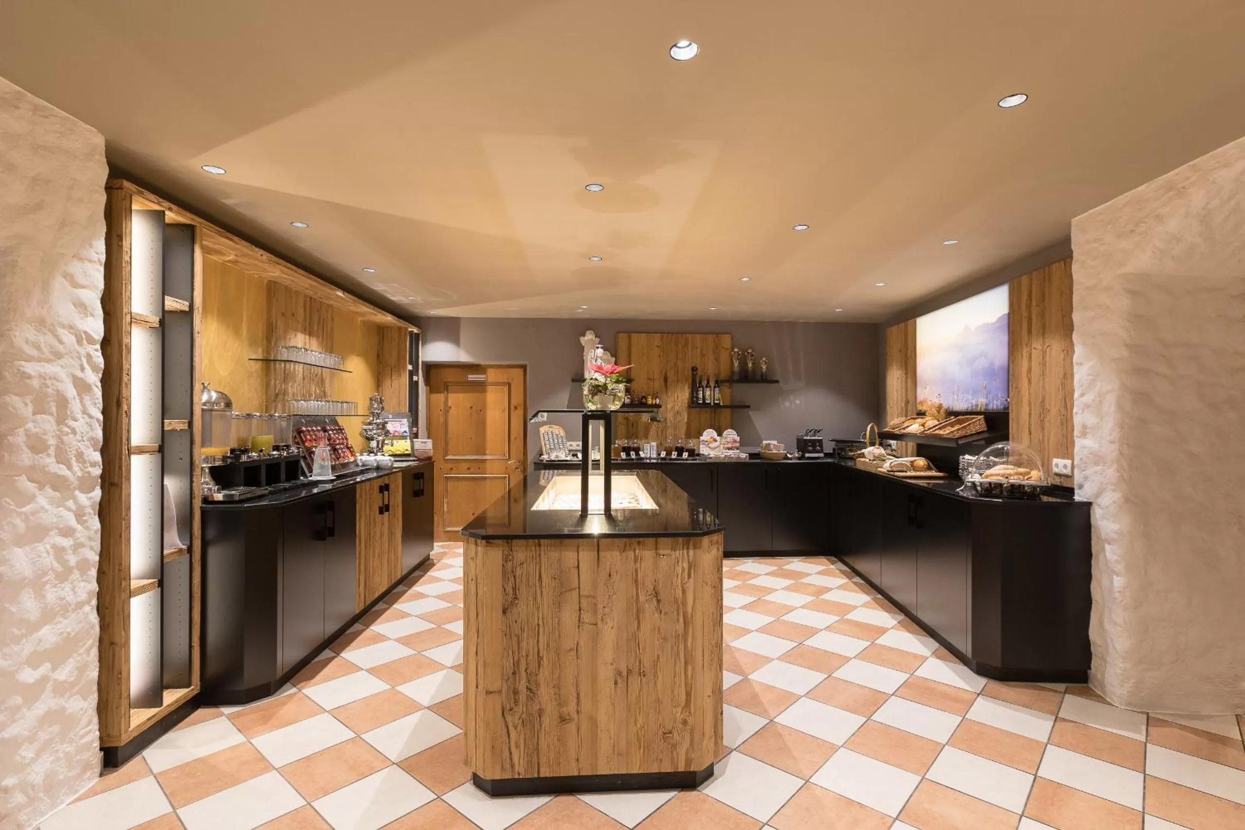 Dining area in Alpenhotel Tirolerhof