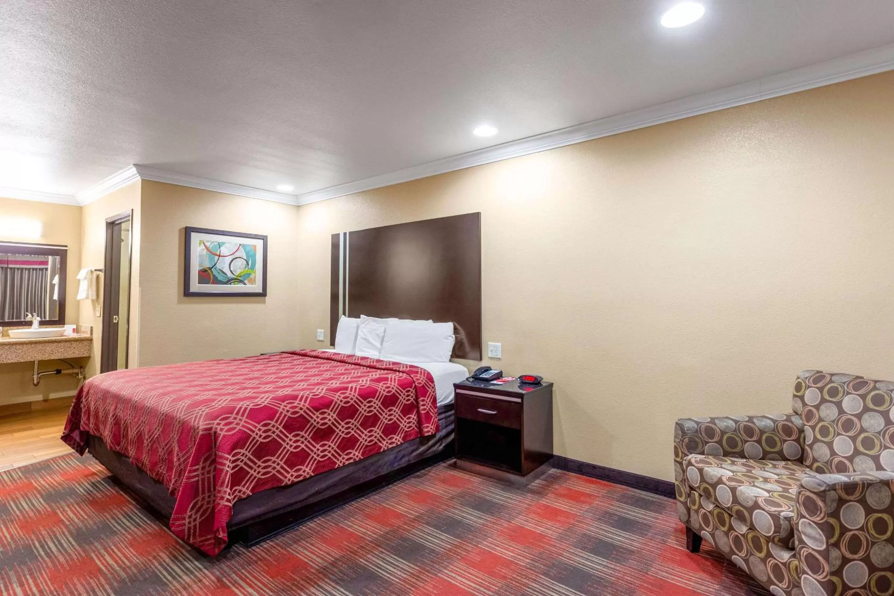 Photo of the whole room, Bed in Econo Lodge Inn & Suites Escondido Downtown