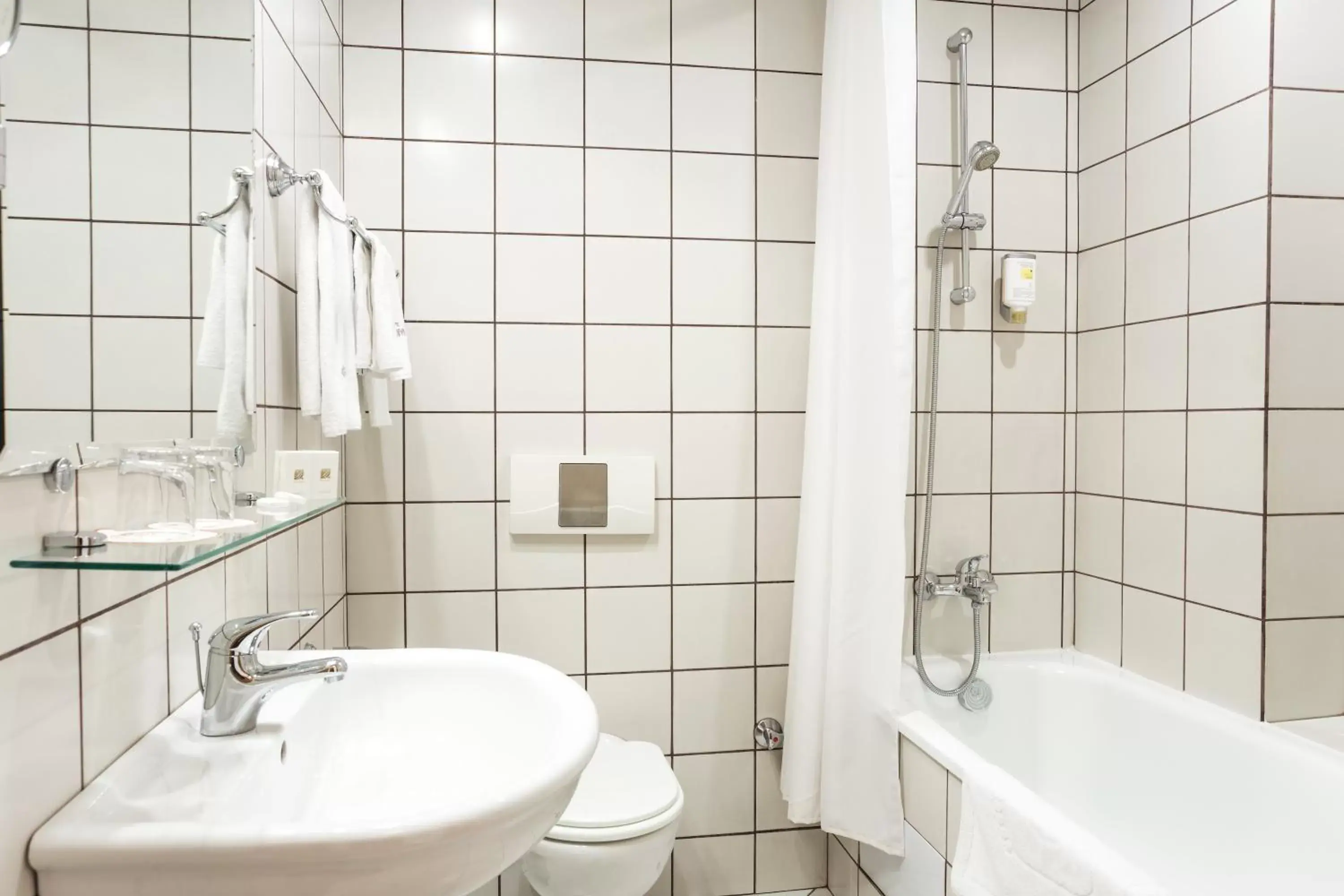 Photo of the whole room, Bathroom in Geneva Hotel