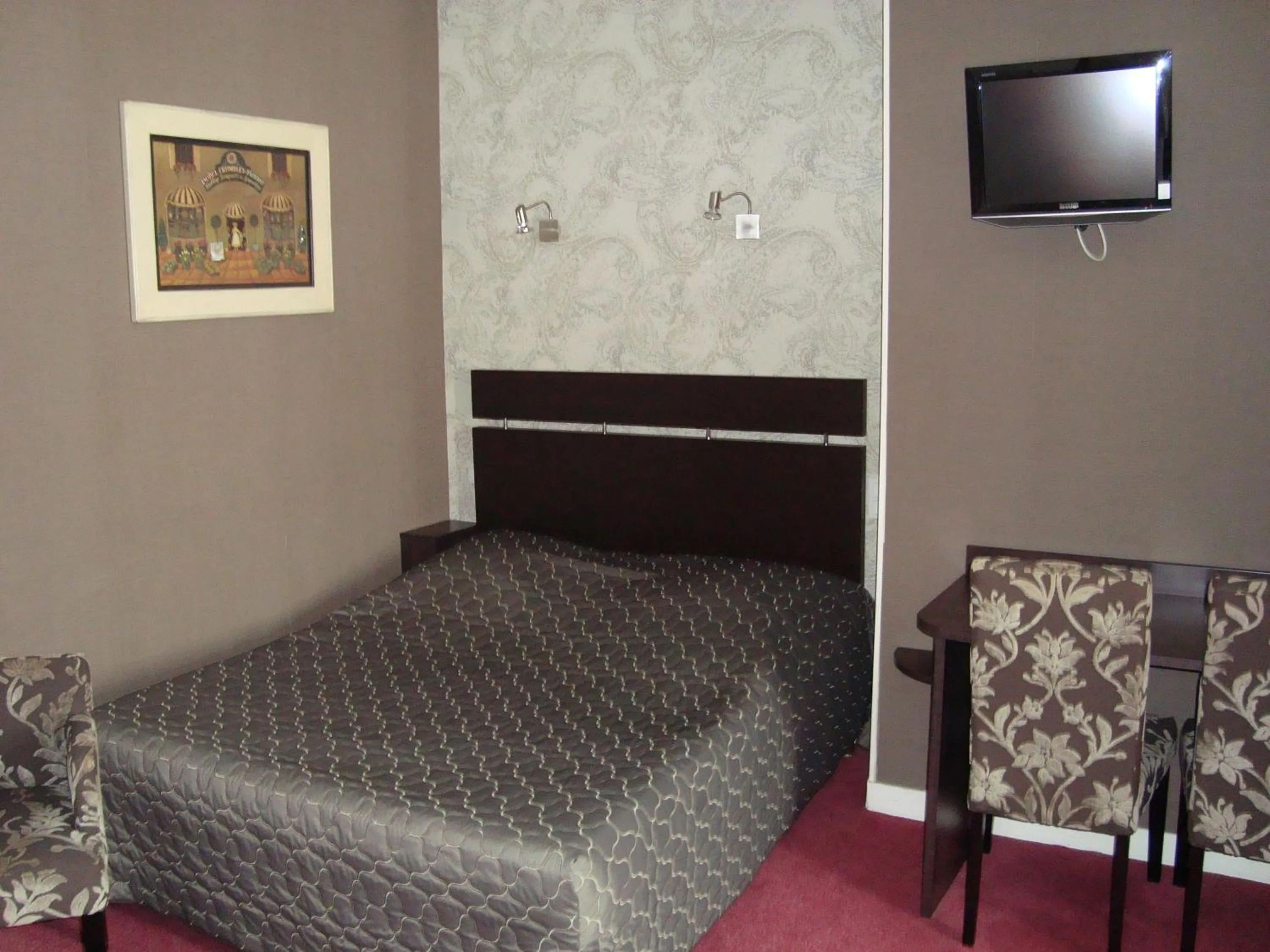 Photo of the whole room, Bed in Hôtel de La Croix d'Or