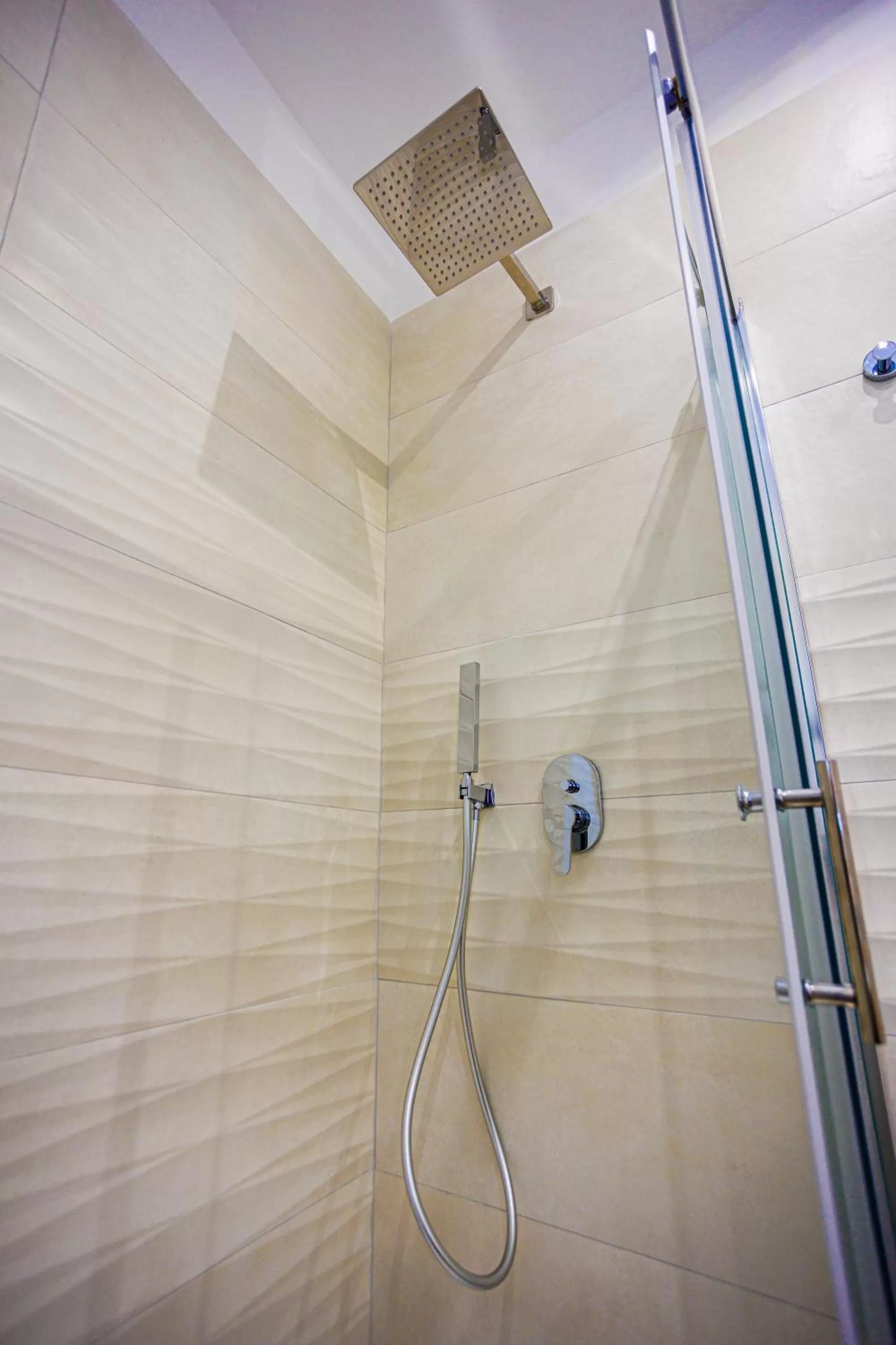 Shower, Bathroom in Peca's room