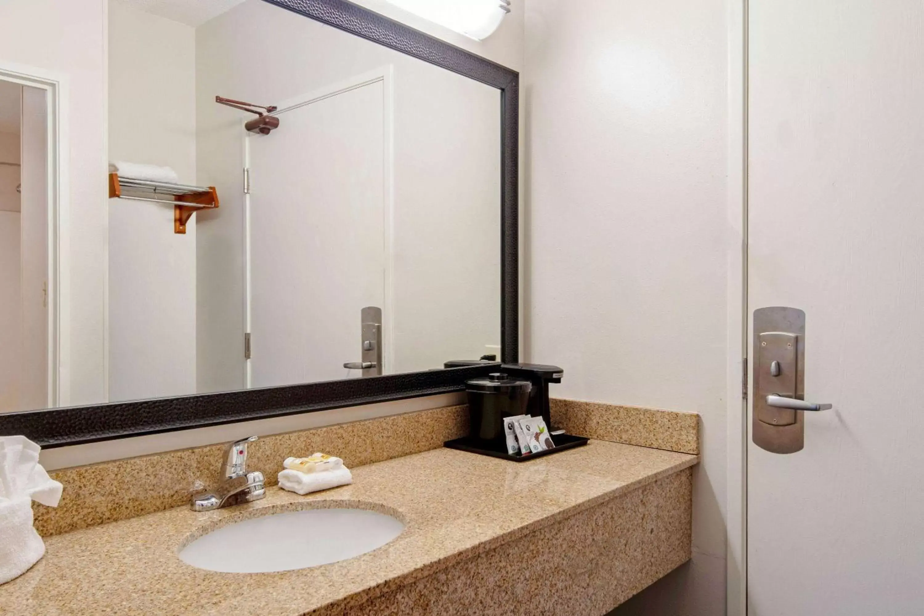 Bathroom in La Quinta by Wyndham Naples East (I-75)