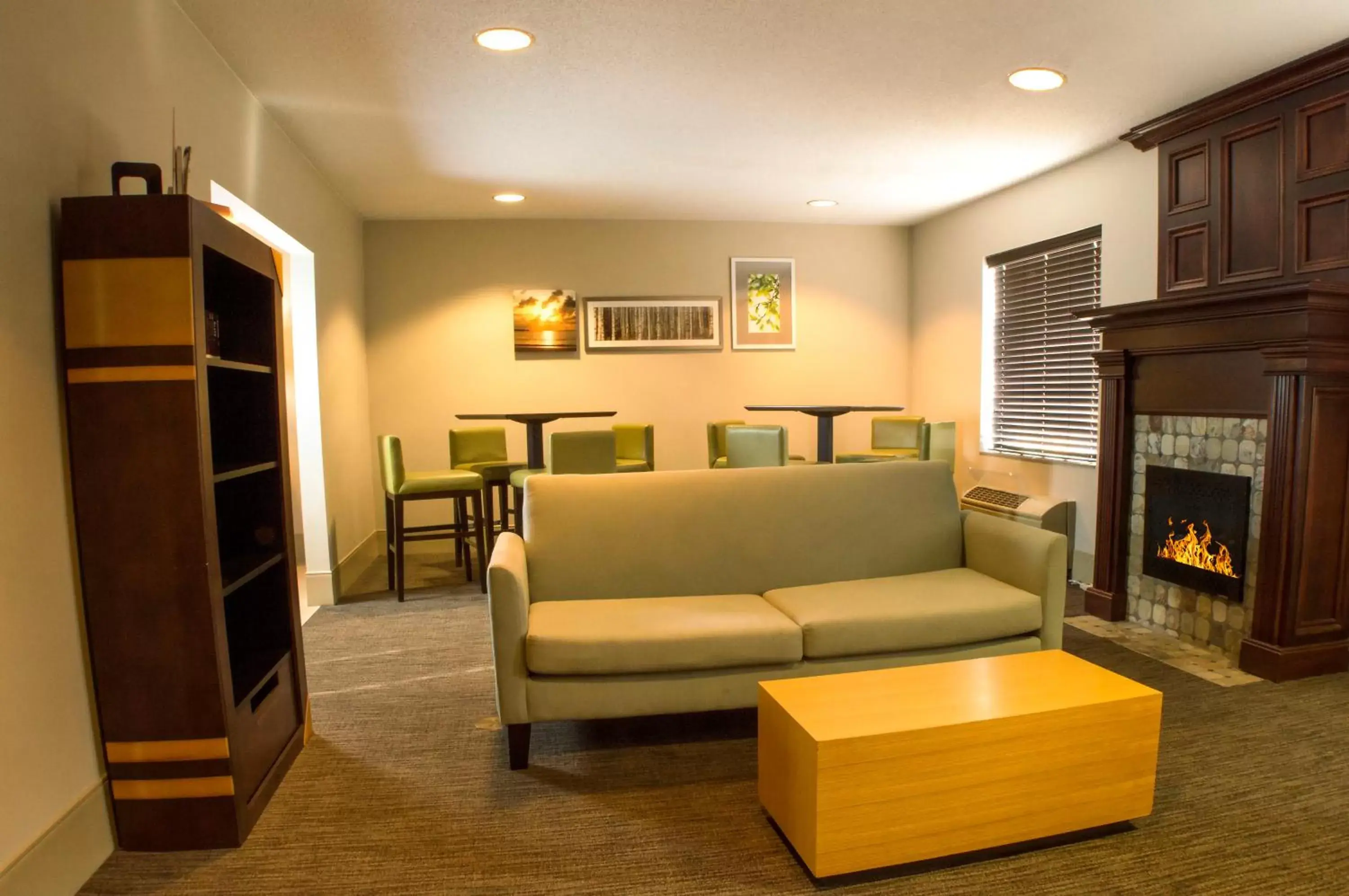 Communal lounge/ TV room, Seating Area in Country Inn & Suites by Radisson, Dayton South, OH