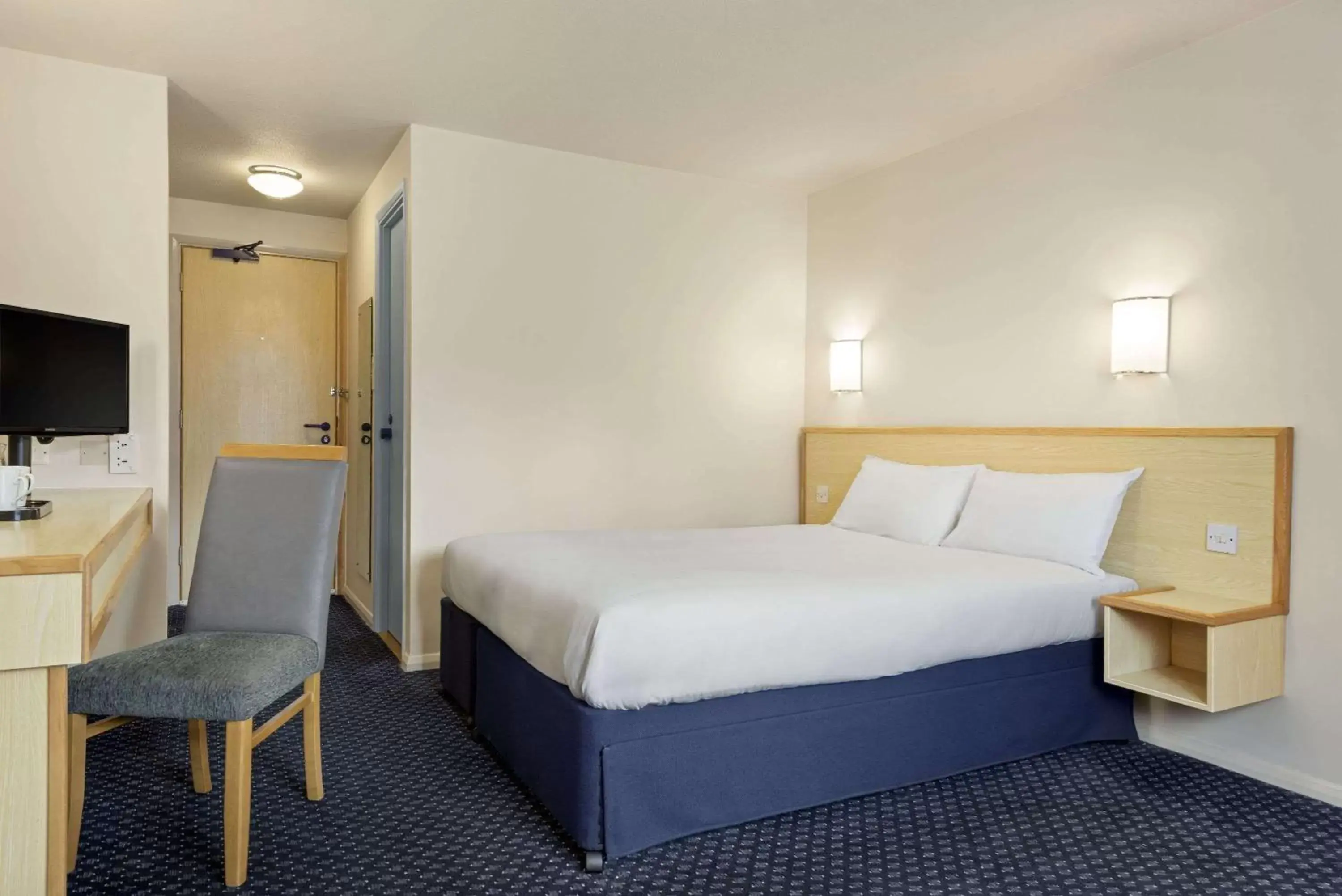 Photo of the whole room, Bed in Days Inn Sutton Scotney North
