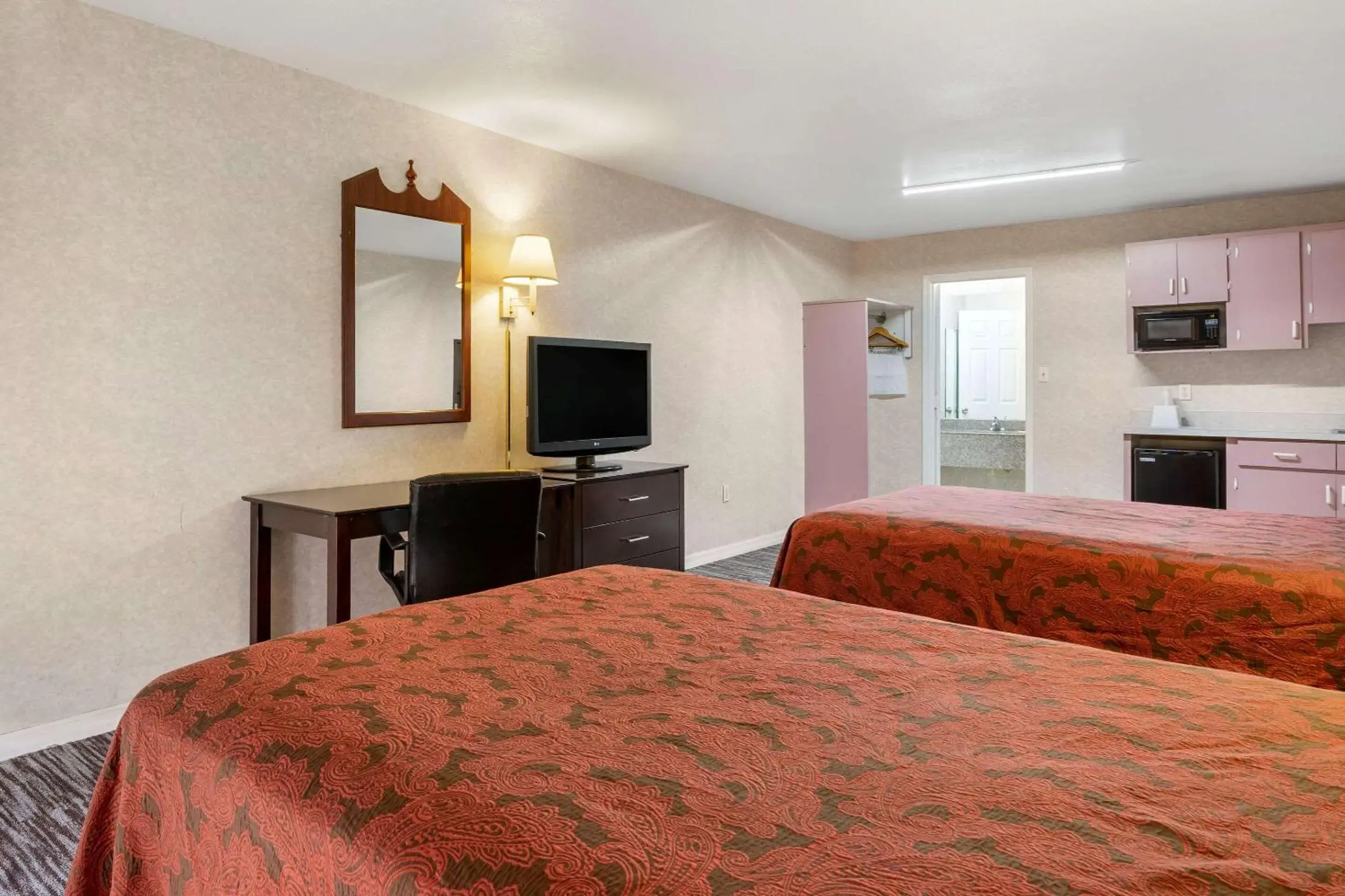 Photo of the whole room, Bed in Rodeway Inn Clearwater-Largo Photo of the whole room, Bed in Rodeway Inn Clearwater-Largo