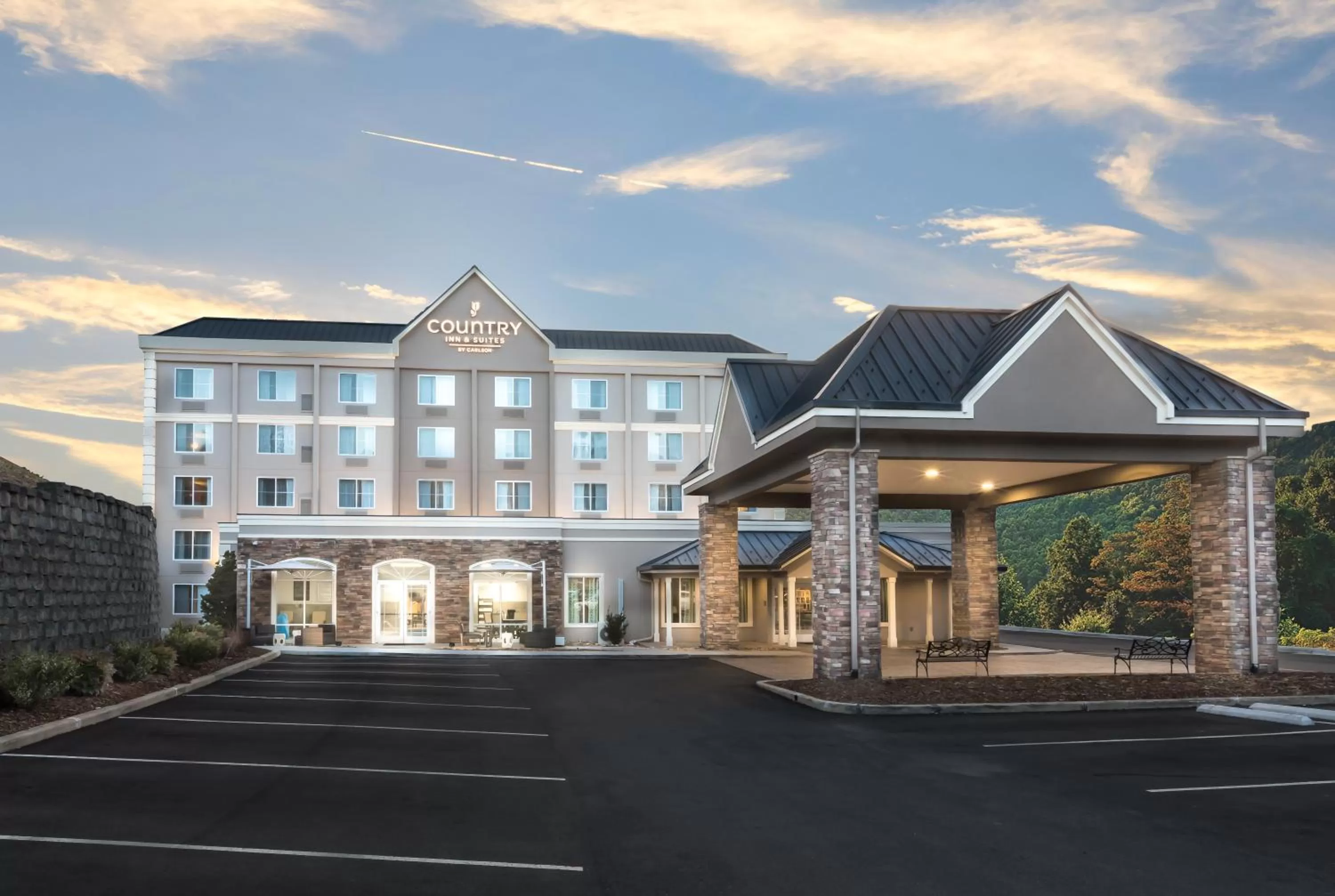 Facade/entrance in Country Inn & Suites by Radisson Asheville Downtown Tunnel Road