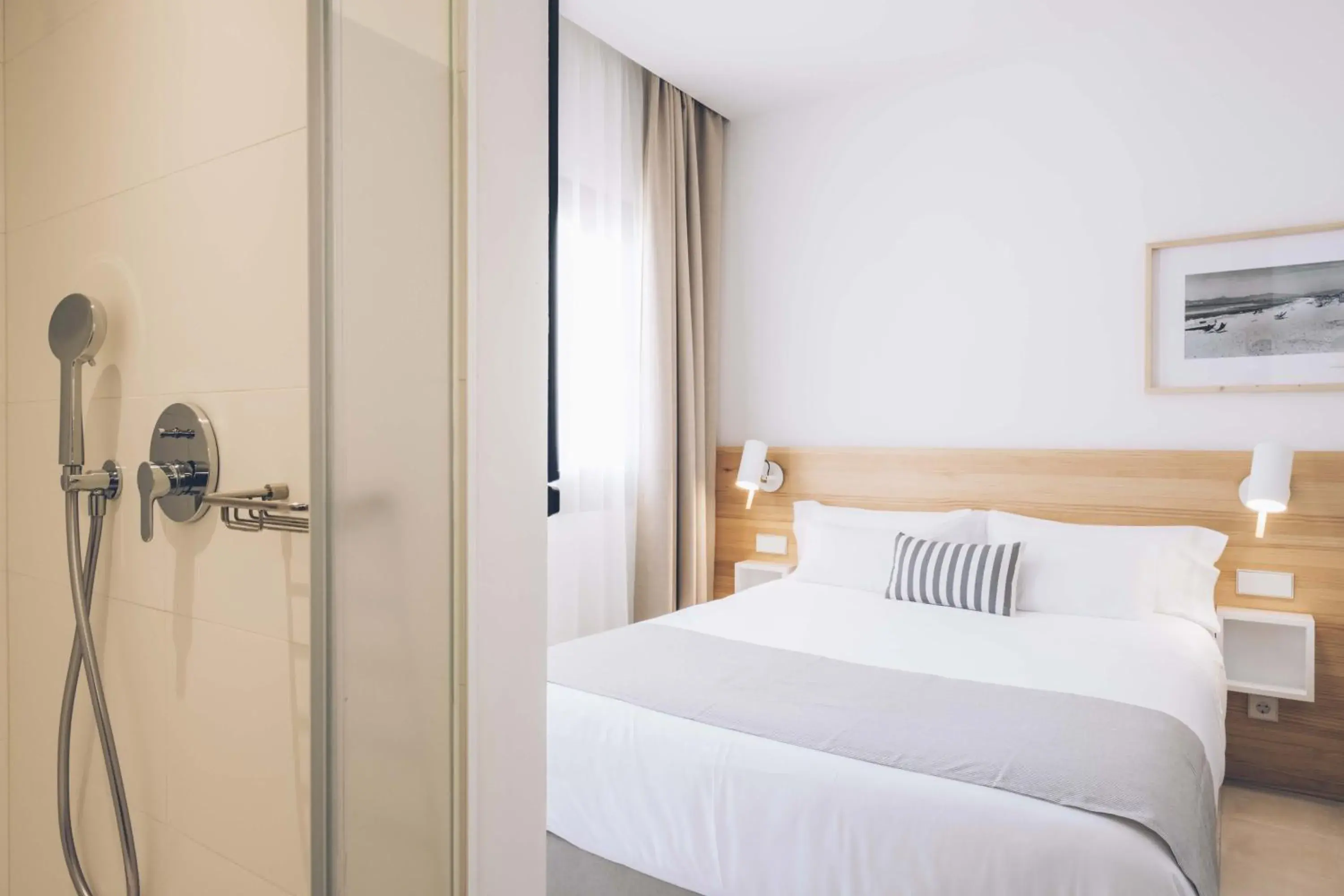 Bathroom, Bed in AYA Seahotel