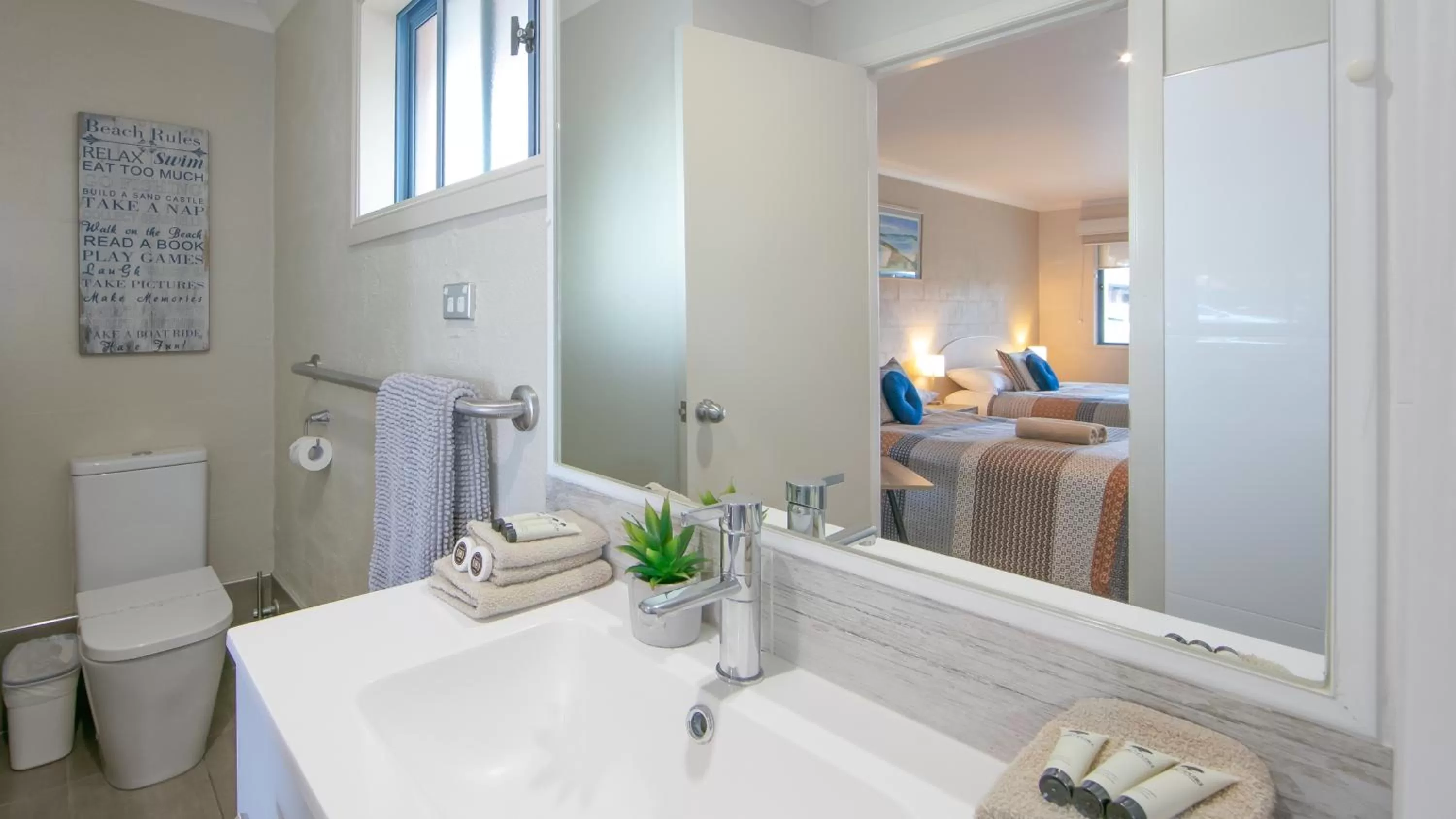 Toilet in Yamba Twin Pines Motel