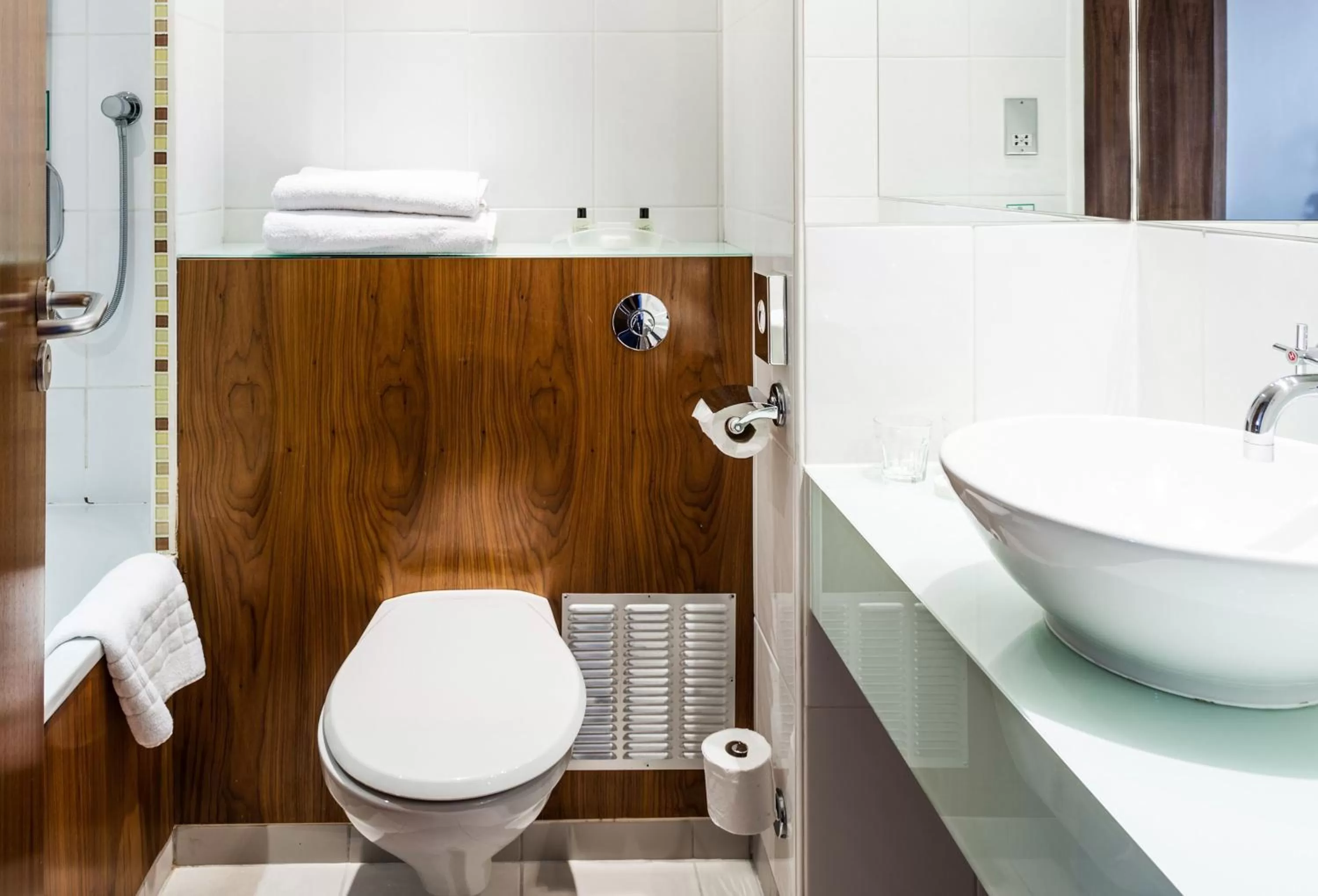 Photo of the whole room in Holiday Inn London Camden Lock by IHG